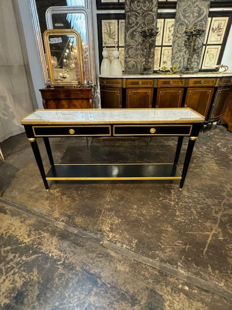 Raffinata consolle in stile Luigi XVI laccata nera con piano in marmo e dettagli in ottone. Dopo la Maison Jansen. Un look classico e così elegante!!!
60w x 13d x 31h