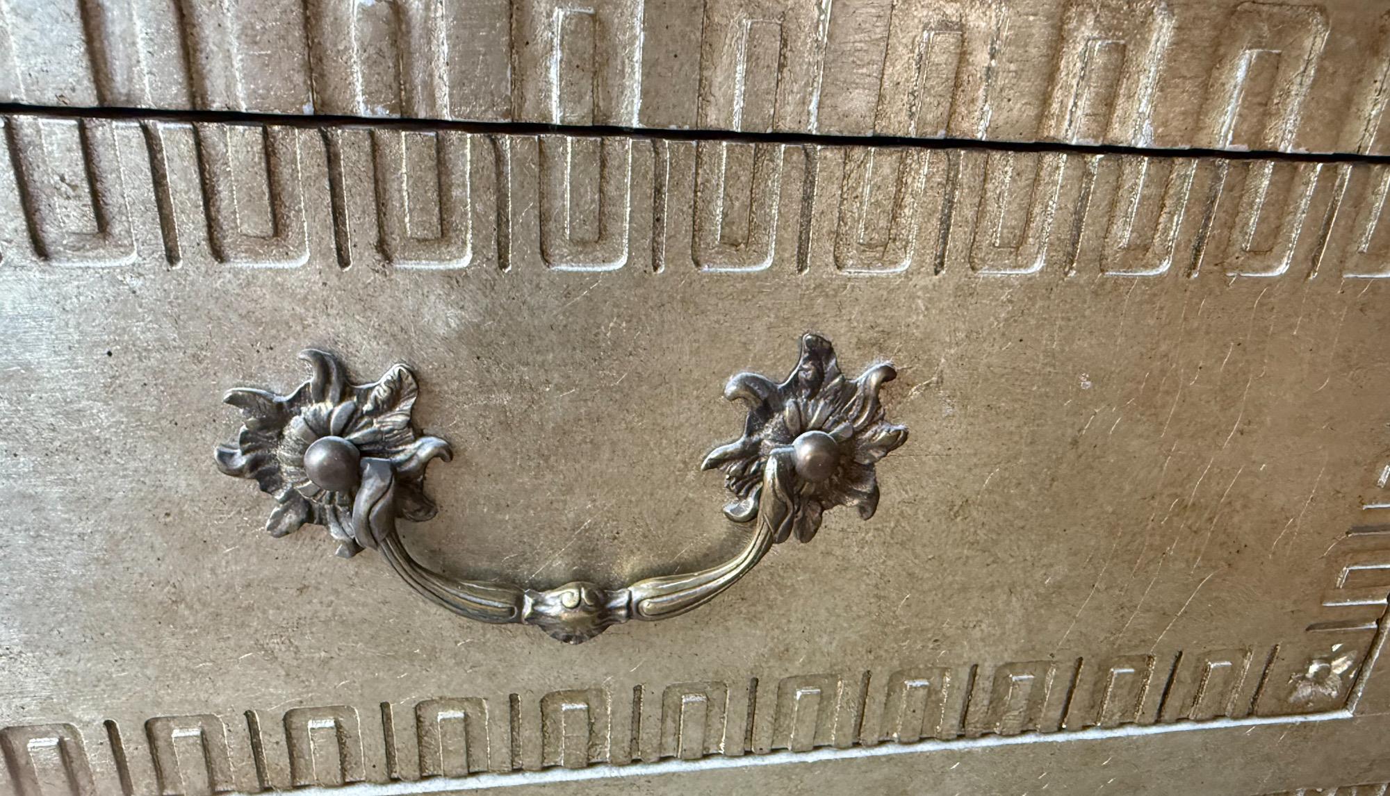 Legno Cassapanca moderna francese in stile Luigi XVI con foglia d'argento intagliata e piano in marmo di Carrera in vendita