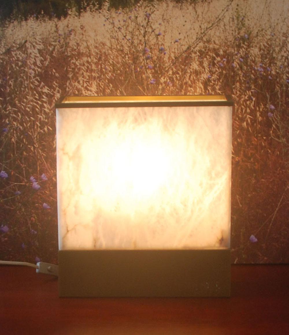 Modern French onyx table lamp

Onyx table lamp on a gold base. Dramatic and translucent when lite.
Wired and working.



         