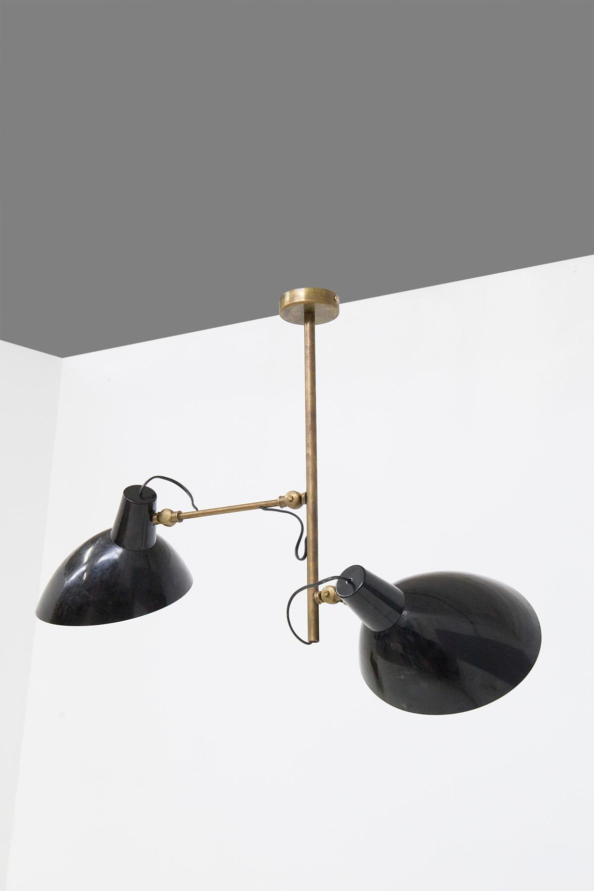 Modern French-style pendant, dating from 2005-2010, a lamp that represents the evolution of postmodern design, masterfully reinterpreting the distinctive elements of mid-century French design. The central structure features an elegant brass tube,