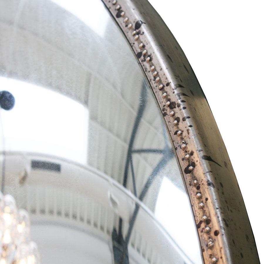 Gran espejo circular convexo de pared con marco de metal patinado con textura. Debido a su forma, reflejará toda la habitación donde se exponga. Francia
El diámetro es de 120 cm y la profundidad total es de 12 cm (incluido el marco, que tiene 3 cm