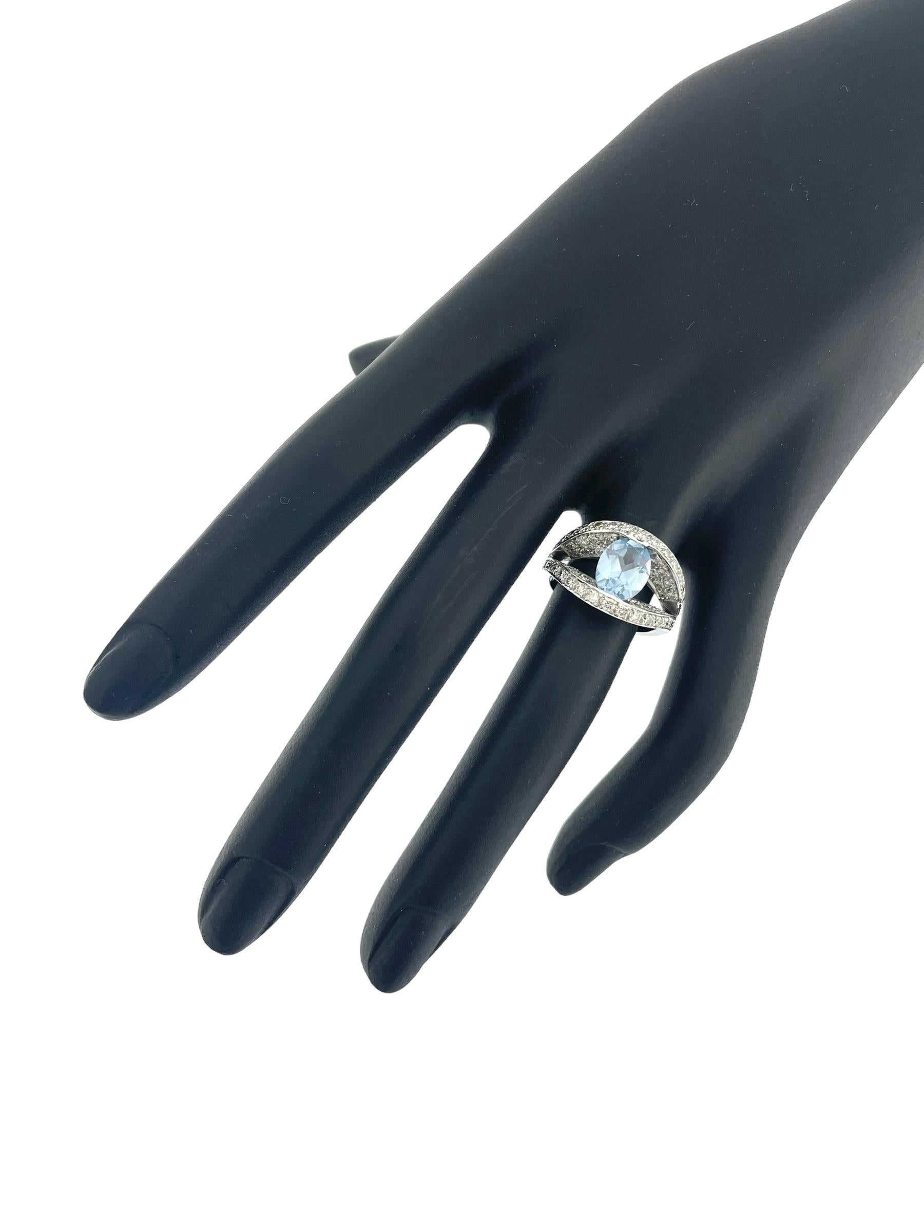 Elegati al fascino ipnotico di questo anello contemporaneo in oro bianco francese, vera testimonianza di un'eleganza raffinata e di una maestria impeccabile. Realizzato con maestria in lussuoso oro bianco da 18 carati, questo squisito pezzo presenta