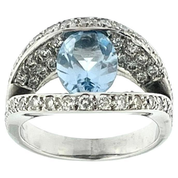 Anillo Francés Moderno de Oro Blanco con Diamantes y Aguamarina