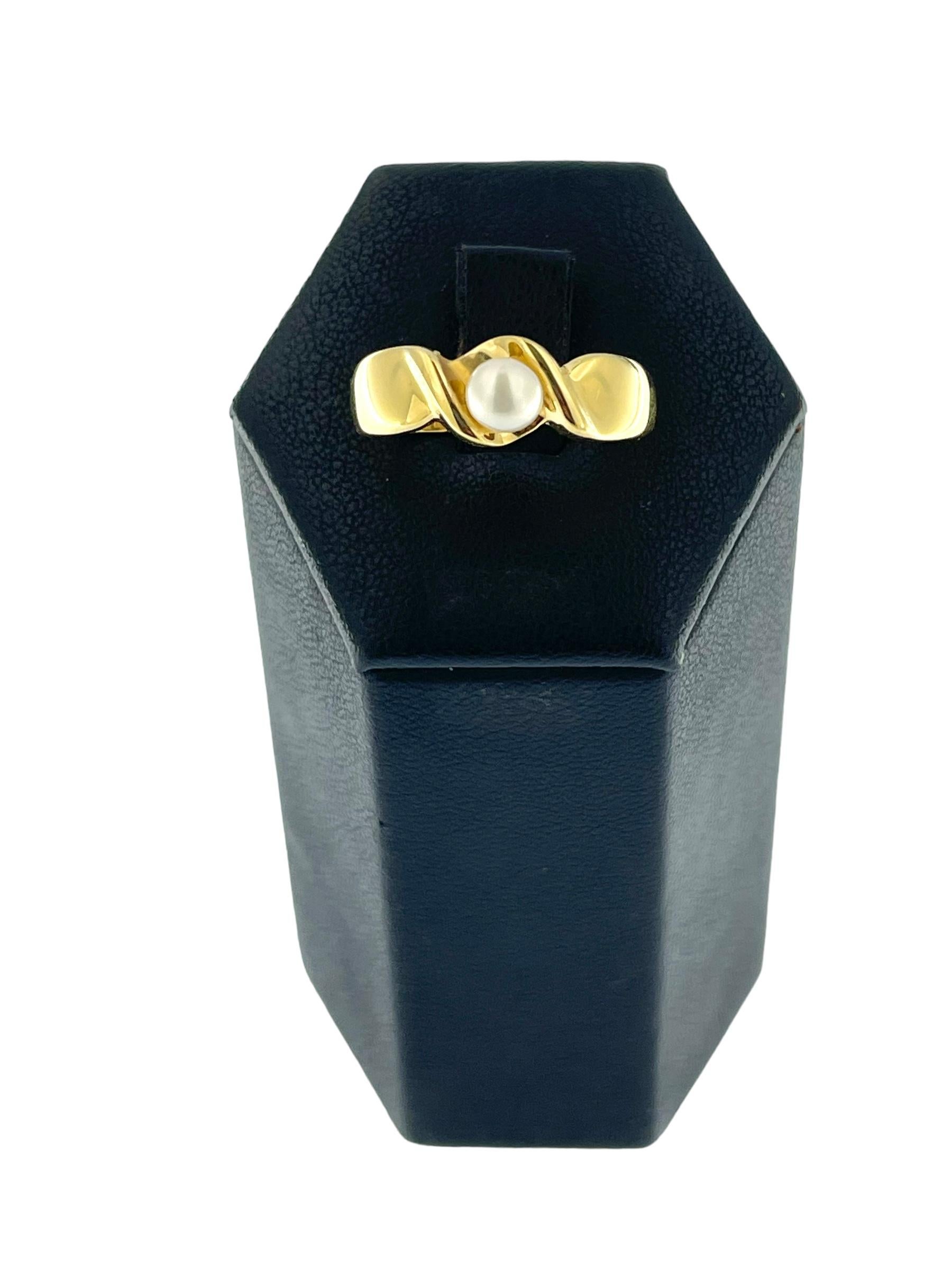 Modern French Yellow Gold Ring with White Pearl In Good Condition For Sale In Esch sur Alzette, Esch-sur-Alzette
