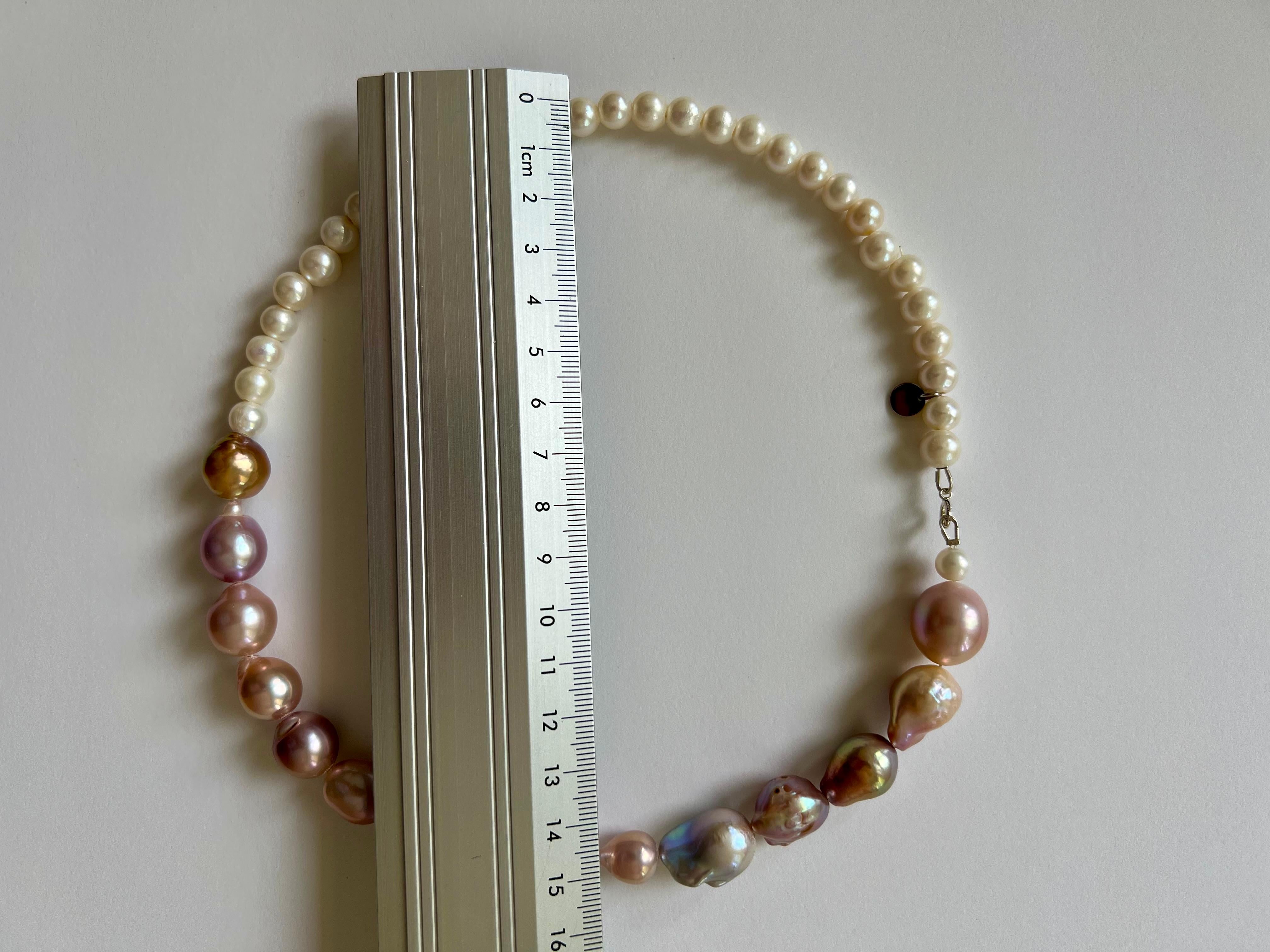 Un modo bellissimo e molto moderno di indossare le perle. Questa collana è composta da due diversi tipi di perle d'acqua dolce. 
Perle barocche albicocca/rosa dal diametro medio di 12-14 mm e perle d'acqua dolce bianco crema dal diametro di 8 mm.
La