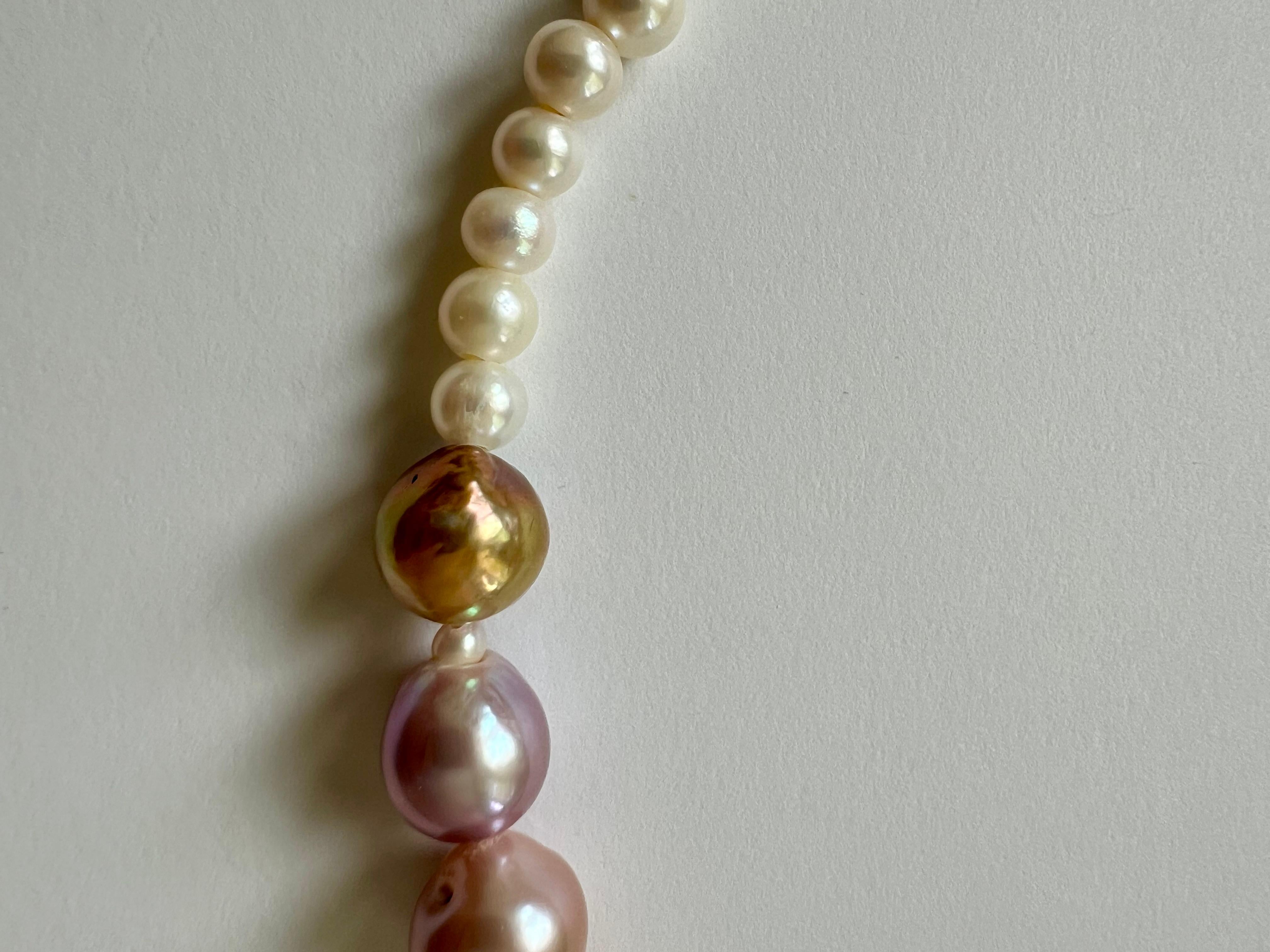 Grezzo Collana moderna di perle d'acqua dolce di colore bianco e albicocca/rosa in vendita