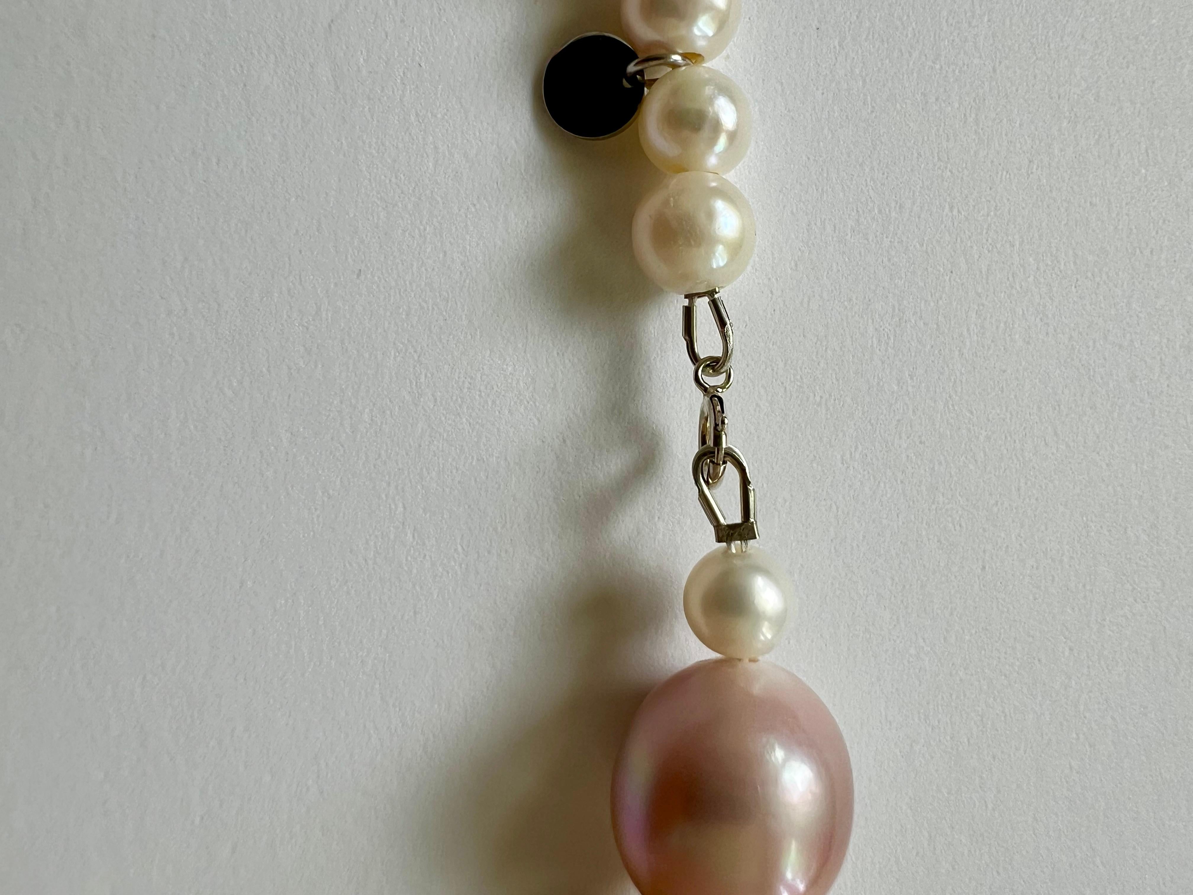 Collana moderna di perle d'acqua dolce di colore bianco e albicocca/rosa In condizioni Nuovo in vendita a Boostedt, SH