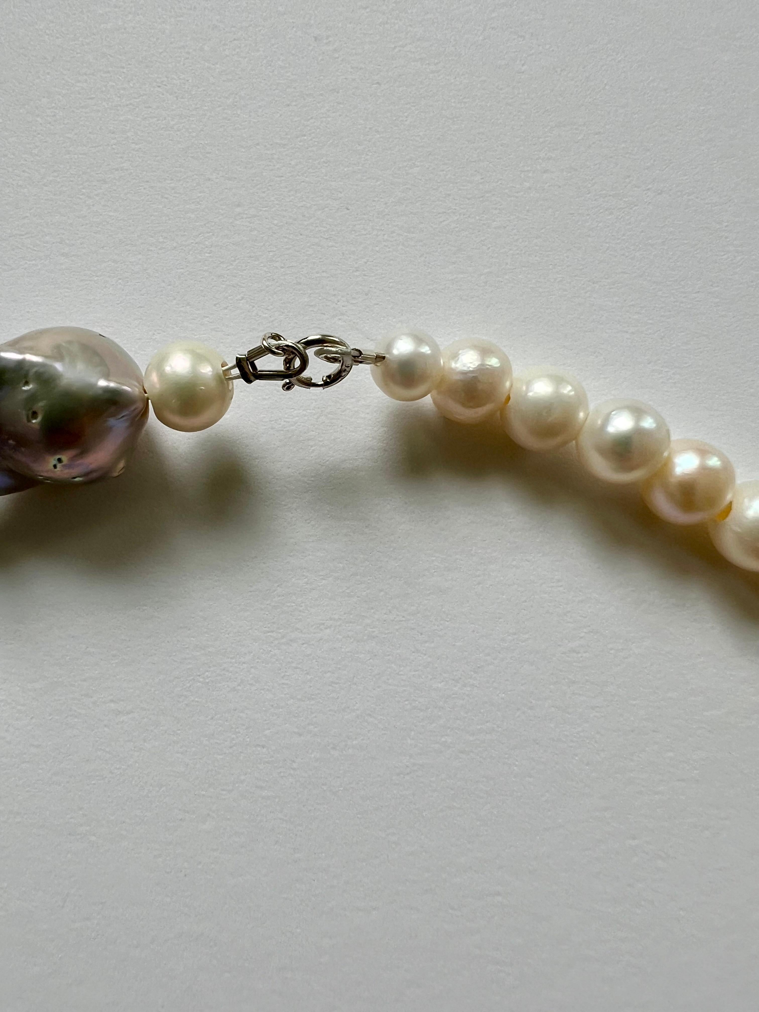 Modern Freshwater Pearl Necklace in white and grey In New Condition For Sale In Boostedt, SH