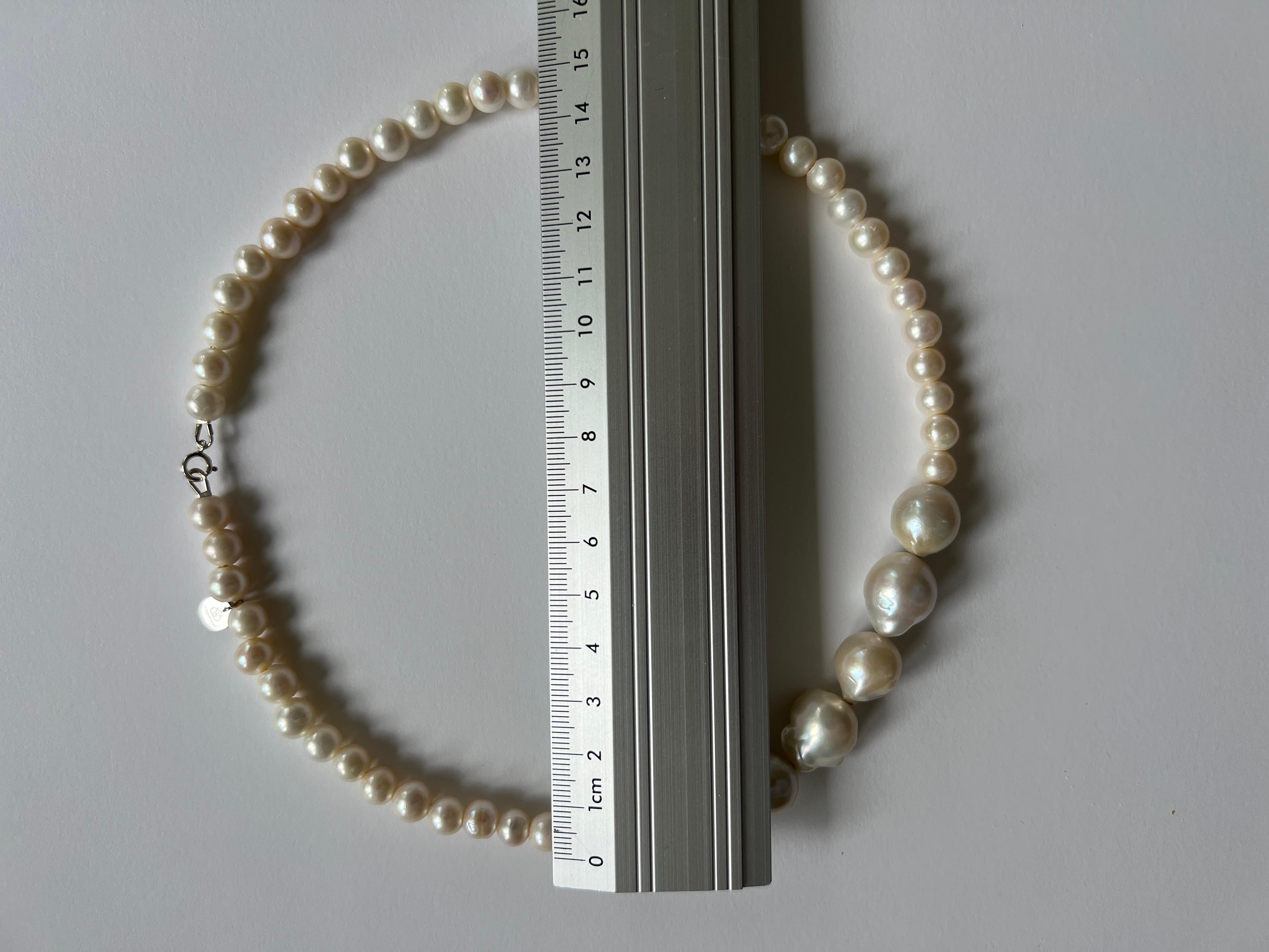 Eine schöne und sehr moderne Art, Perlen zu tragen. Diese Halskette besteht aus zwei verschiedenen Arten von Süßwasserperlen. 
Cremeweiße Barockperlen mit einem durchschnittlichen Durchmesser von 12 - 14 mm und cremeweiße Süßwasserperlen mit einem