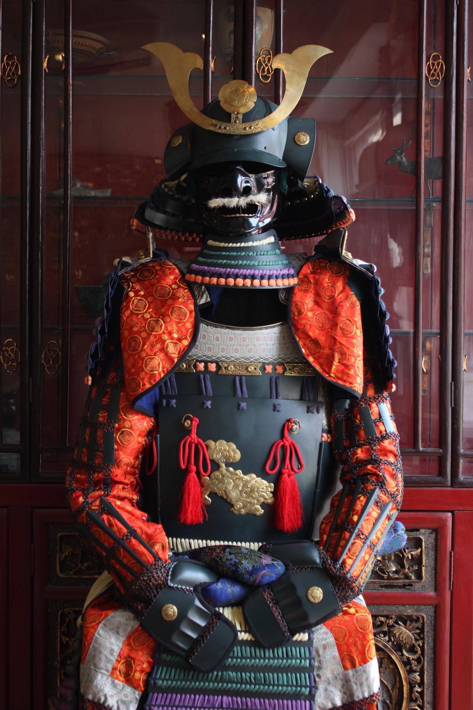A modern full Samurai Armor with its case, comprising Kuwagata, Kabuto, Mempo, Nodowa, pair of Sode, haidate, pair of suneate, and the mounted stand to seat the armour on the case.
Good condition.
Dimensions: Total height 170cm, depth 40 cm, width