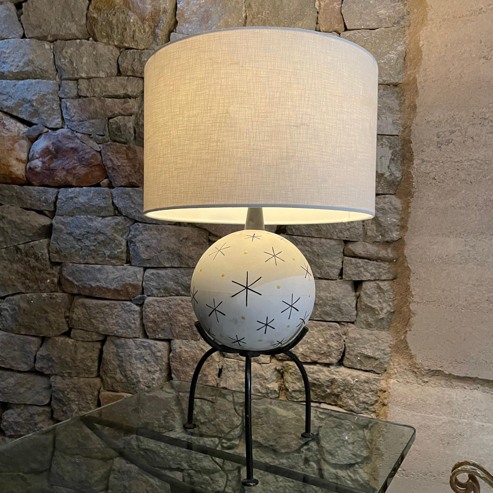 American 1950s Modern Atomic Starburst Table Lamp on Tripod Pedestal  For Sale