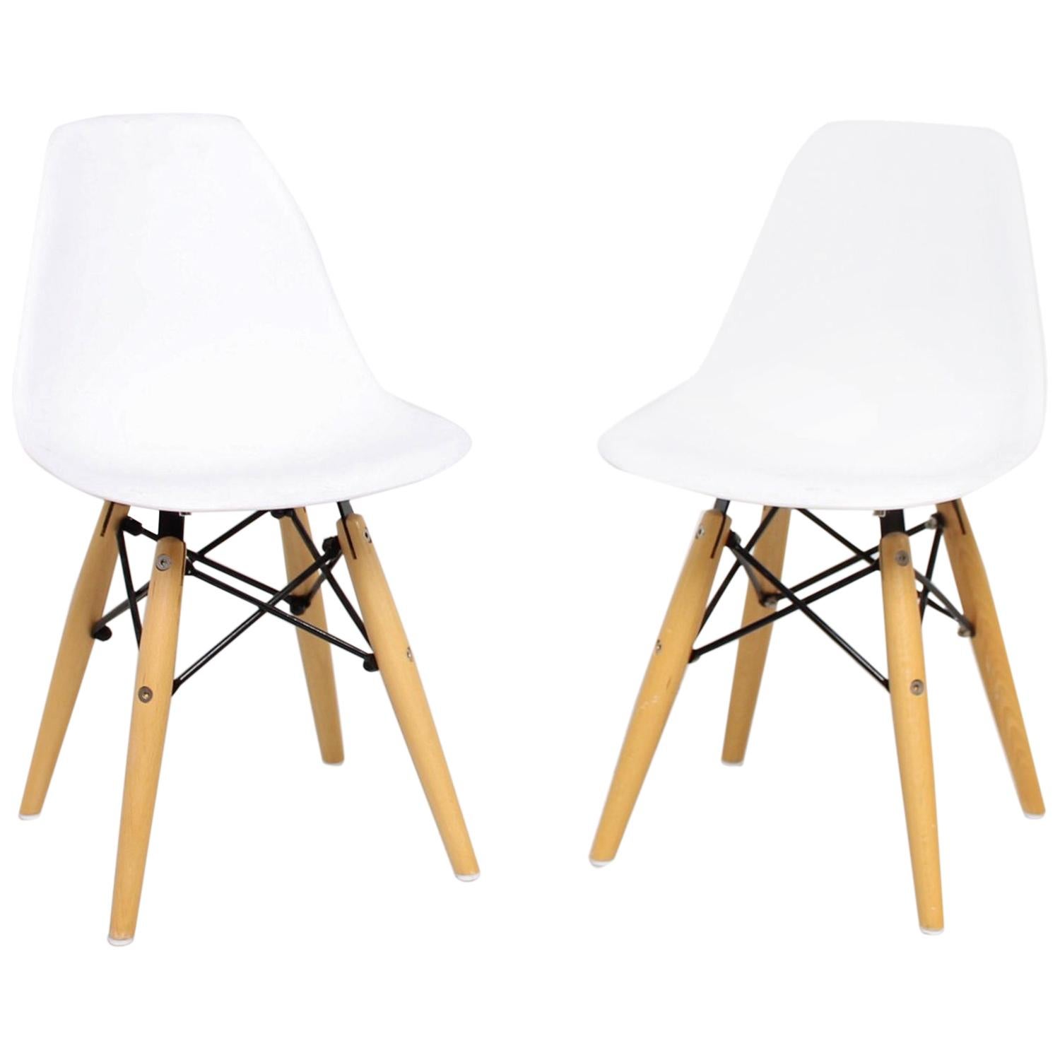 Modern Fun Eiffel Kids Chairs in White Plastic and Wood Stylish Classic Eames