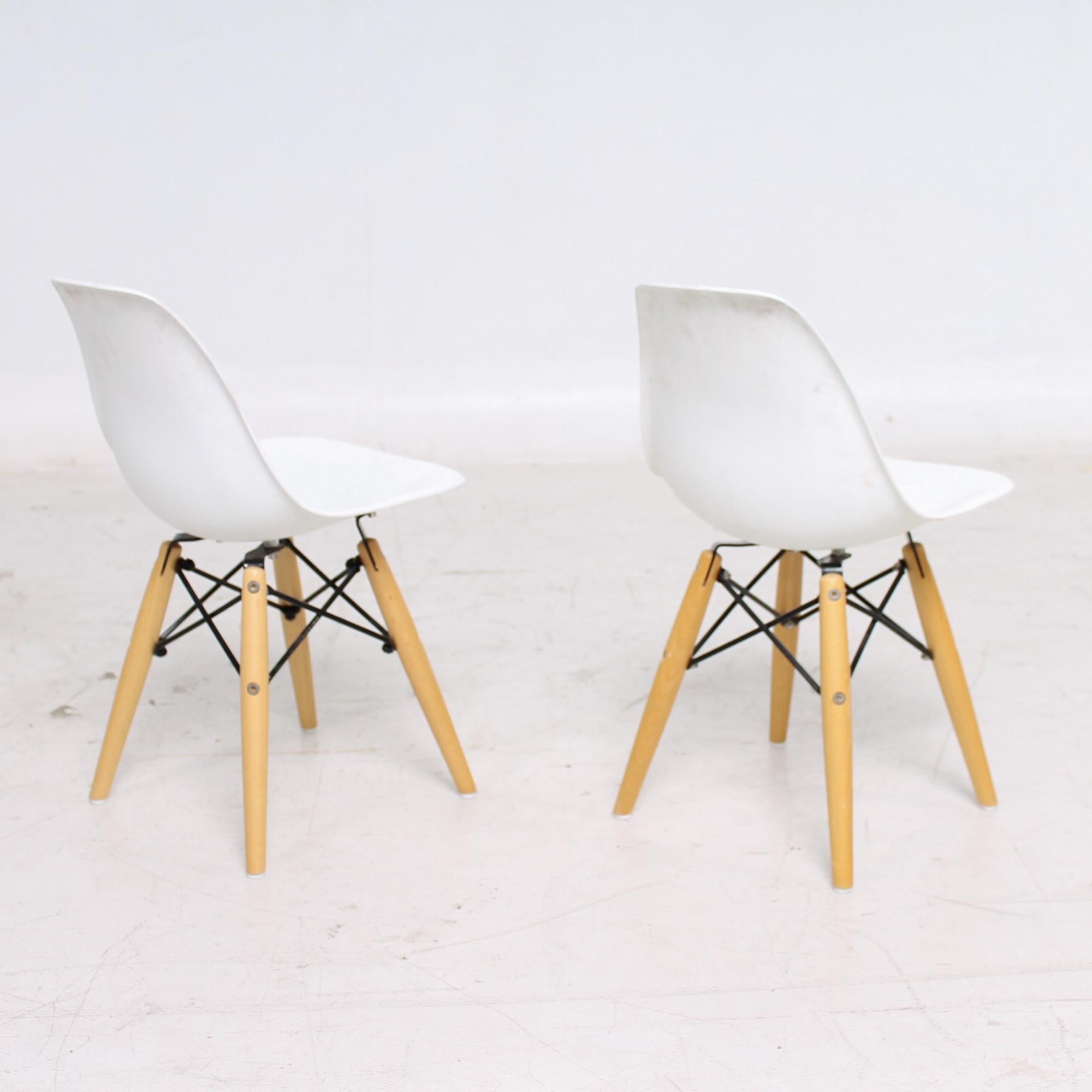 Classic Eames Modern fun Eiffel Tower kiddie kids chairs in molded white plastic with wood legs
iconic design 1950 of Charles and Ray Eames
Listing is for 2 chairs Children Toddler Kids Day School Activity use.
Dimensions: 21.75 H x 12.25
