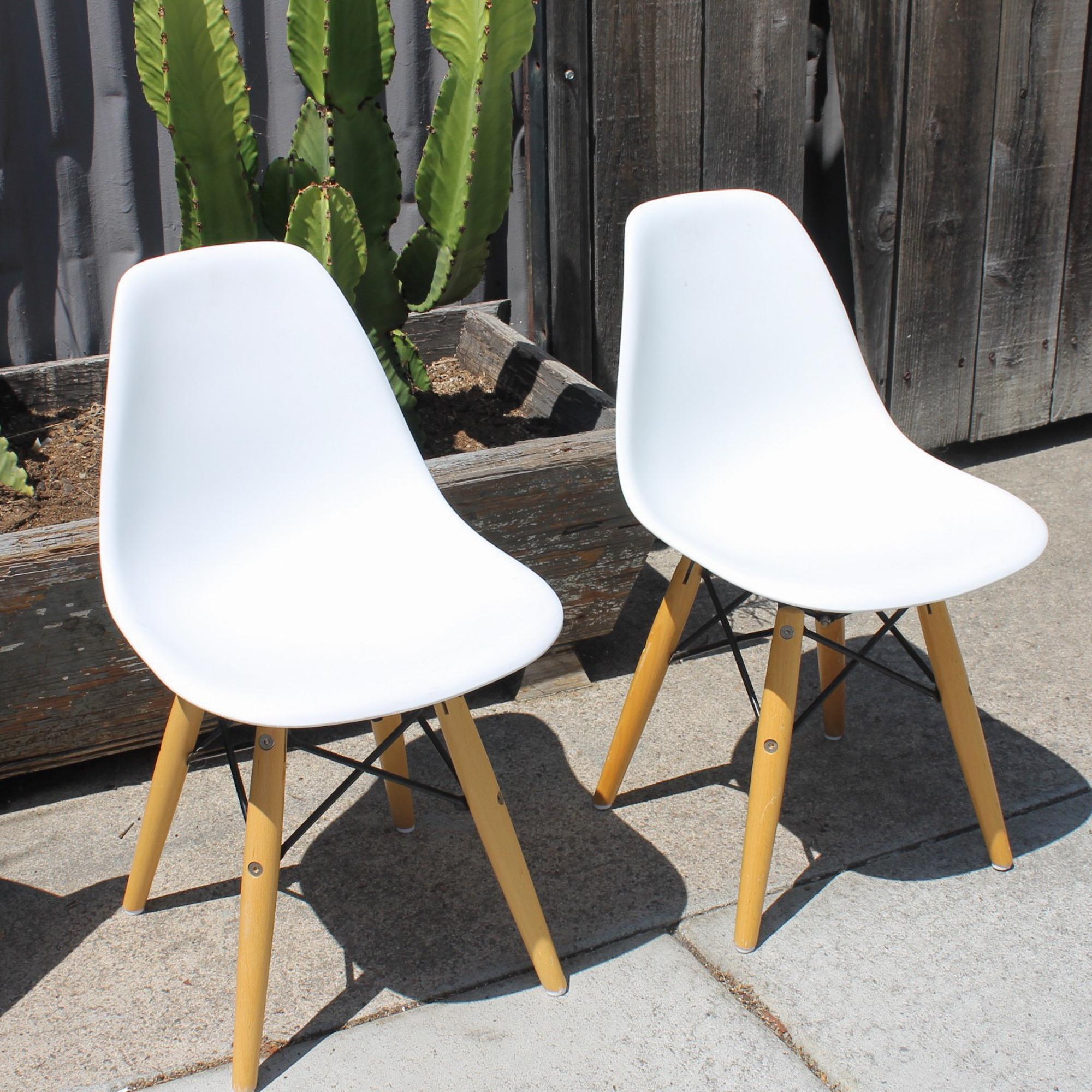 Mid-Century Modern Modern Fun Eiffel Kids Chairs in White Plastic and Wood Stylish Classic Eames