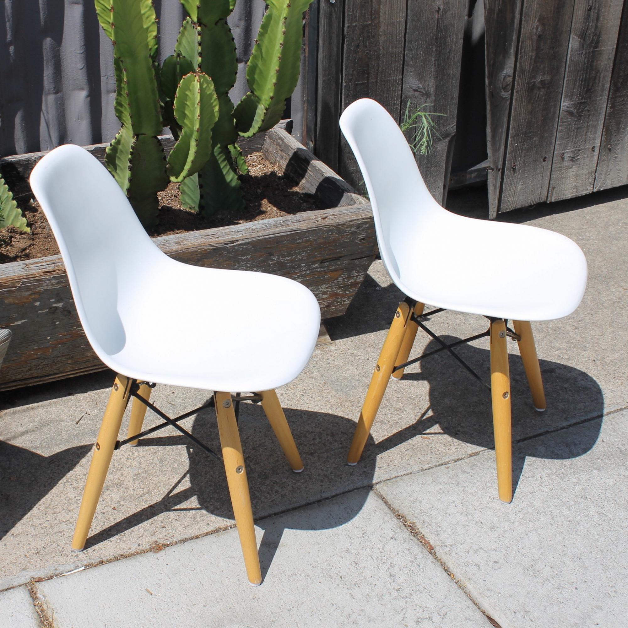 American Modern Fun Eiffel Kids Chairs in White Plastic and Wood Stylish Classic Eames