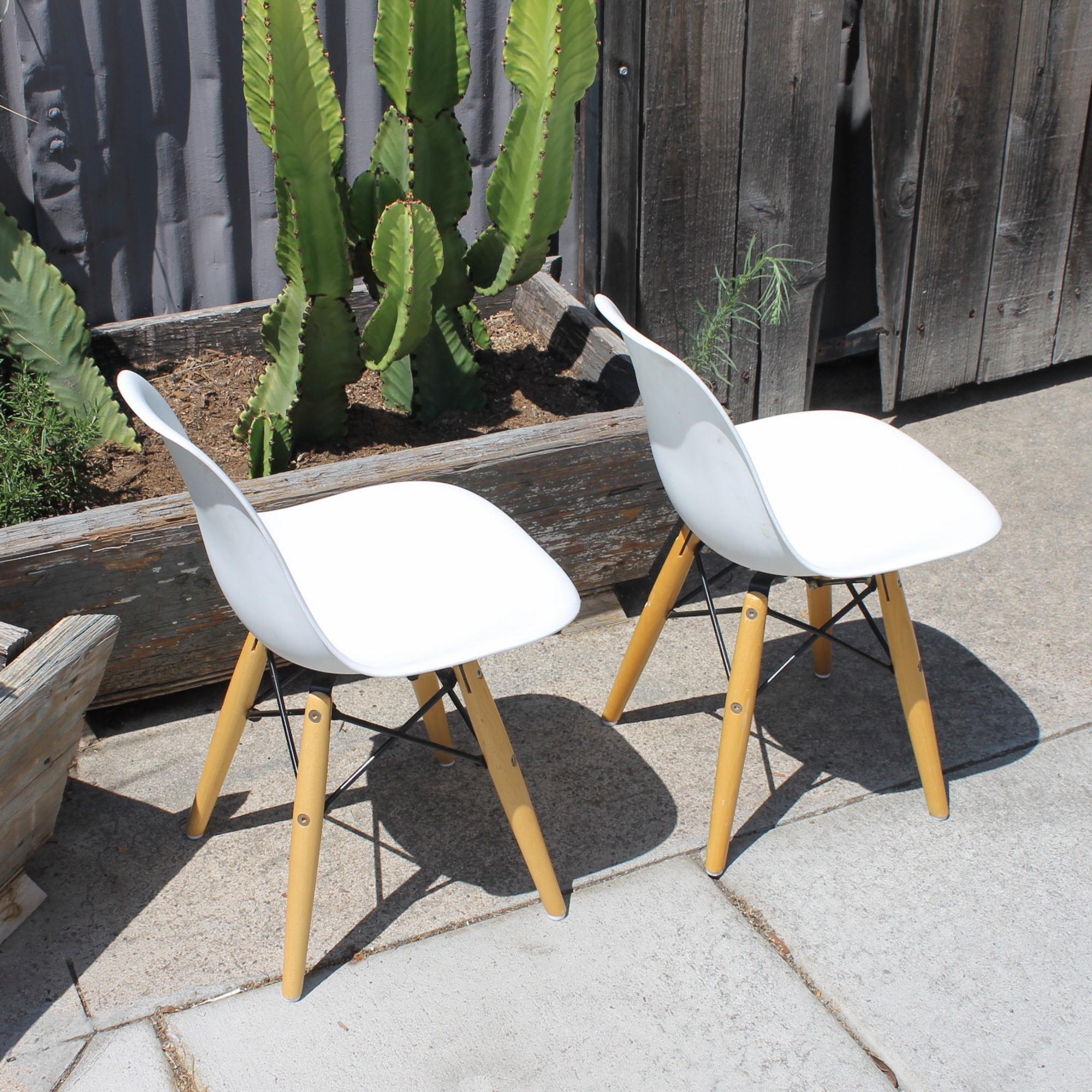 Modern Fun Eiffel Kids Chairs in White Plastic and Wood Stylish Classic Eames In Good Condition In Chula Vista, CA