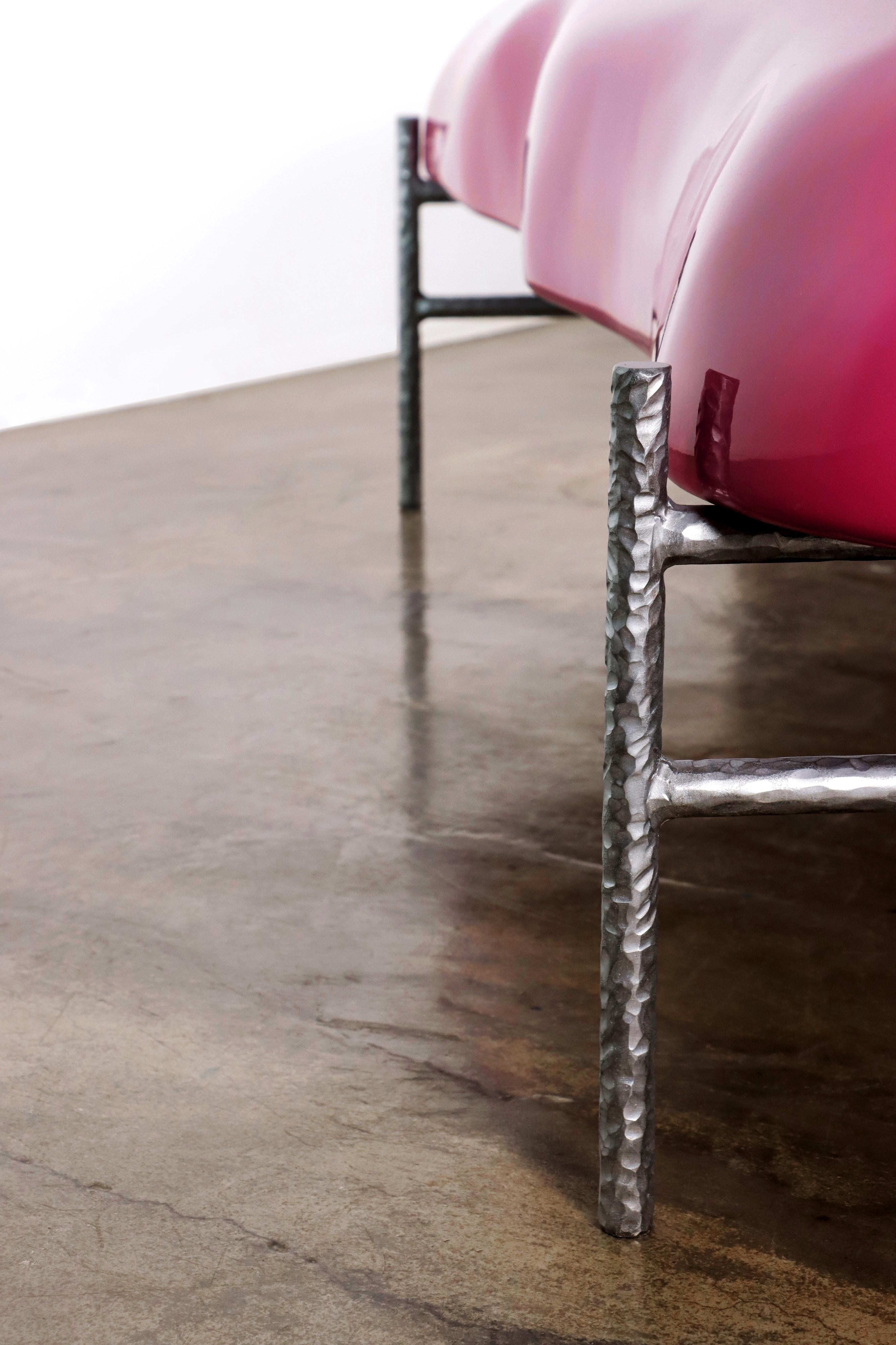Banc d'art moderne fonctionnel en fibre de verre et en fer de Costantini, Lingua - en stock en vente 2