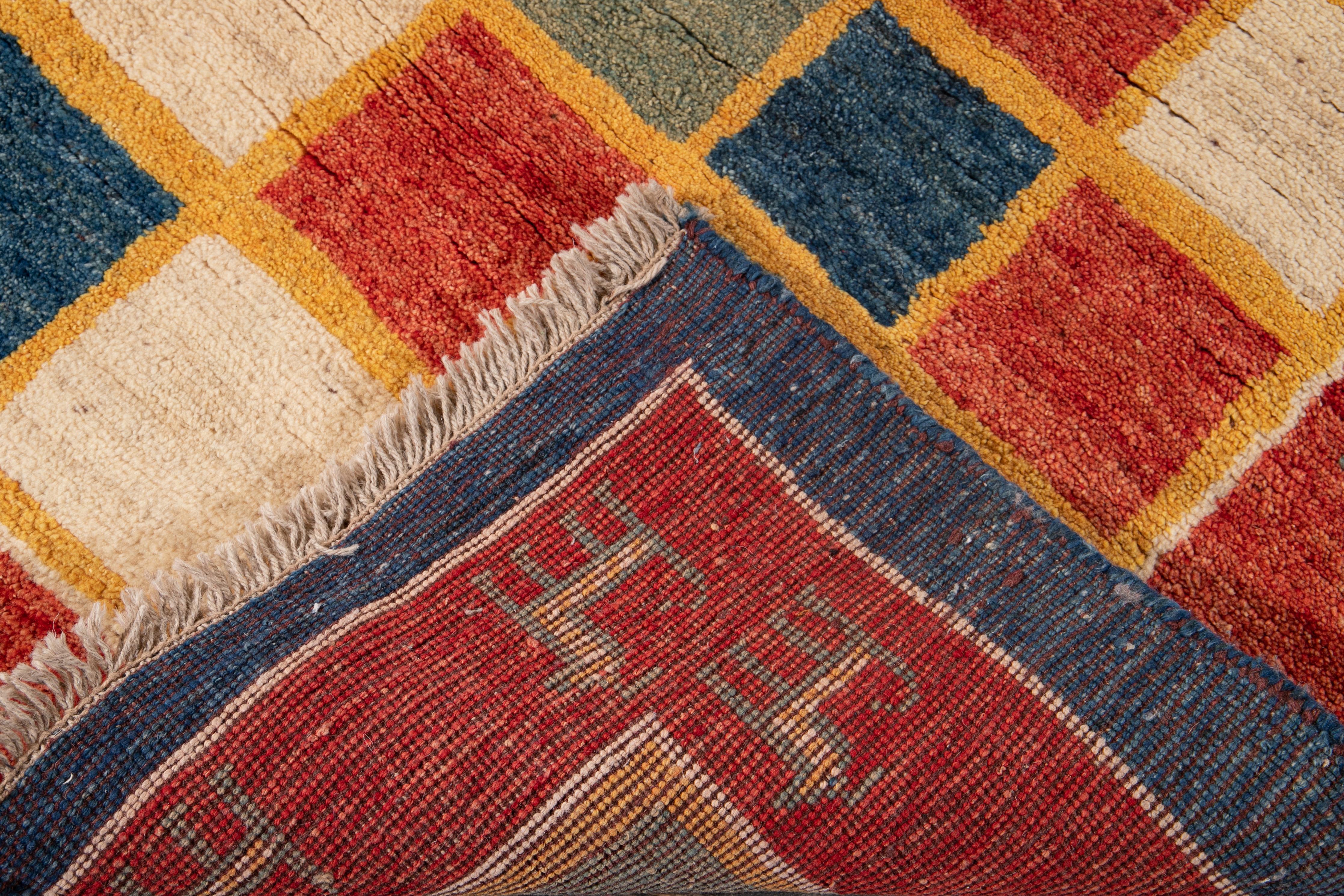Schöner moderner persischer Gabbeh-Teppich aus handgeknüpfter Wolle mit einem mehrfarbigen Karofeld. Dieser Gabbeh-Teppich hat ein wunderschönes geometrisches Tiermuster in Orange.

Dieser Teppich misst: 4'6
