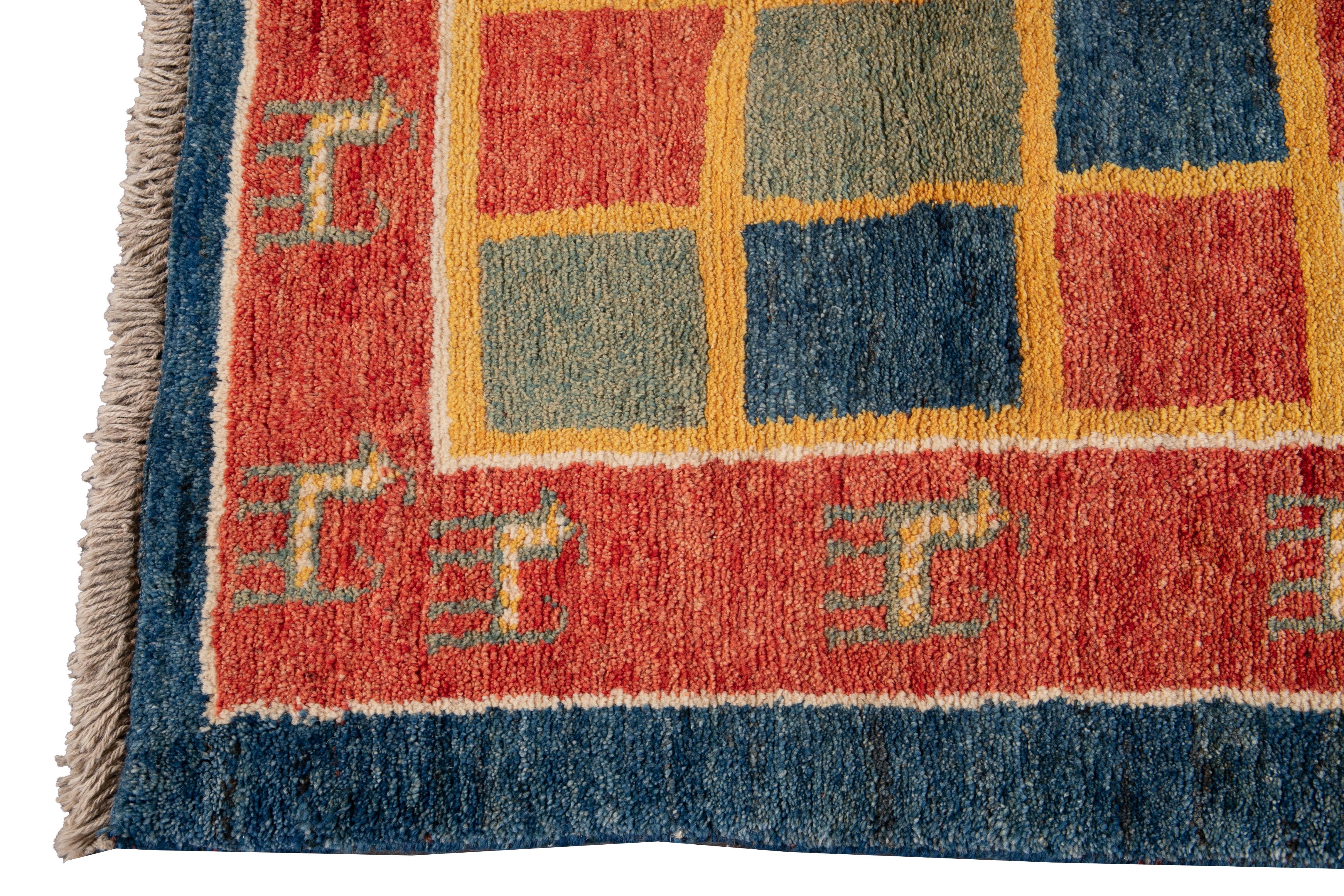Moderner moderner handgefertigter persischer Gabbeh-Wollteppich mit Karomuster (Handgeknüpft) im Angebot