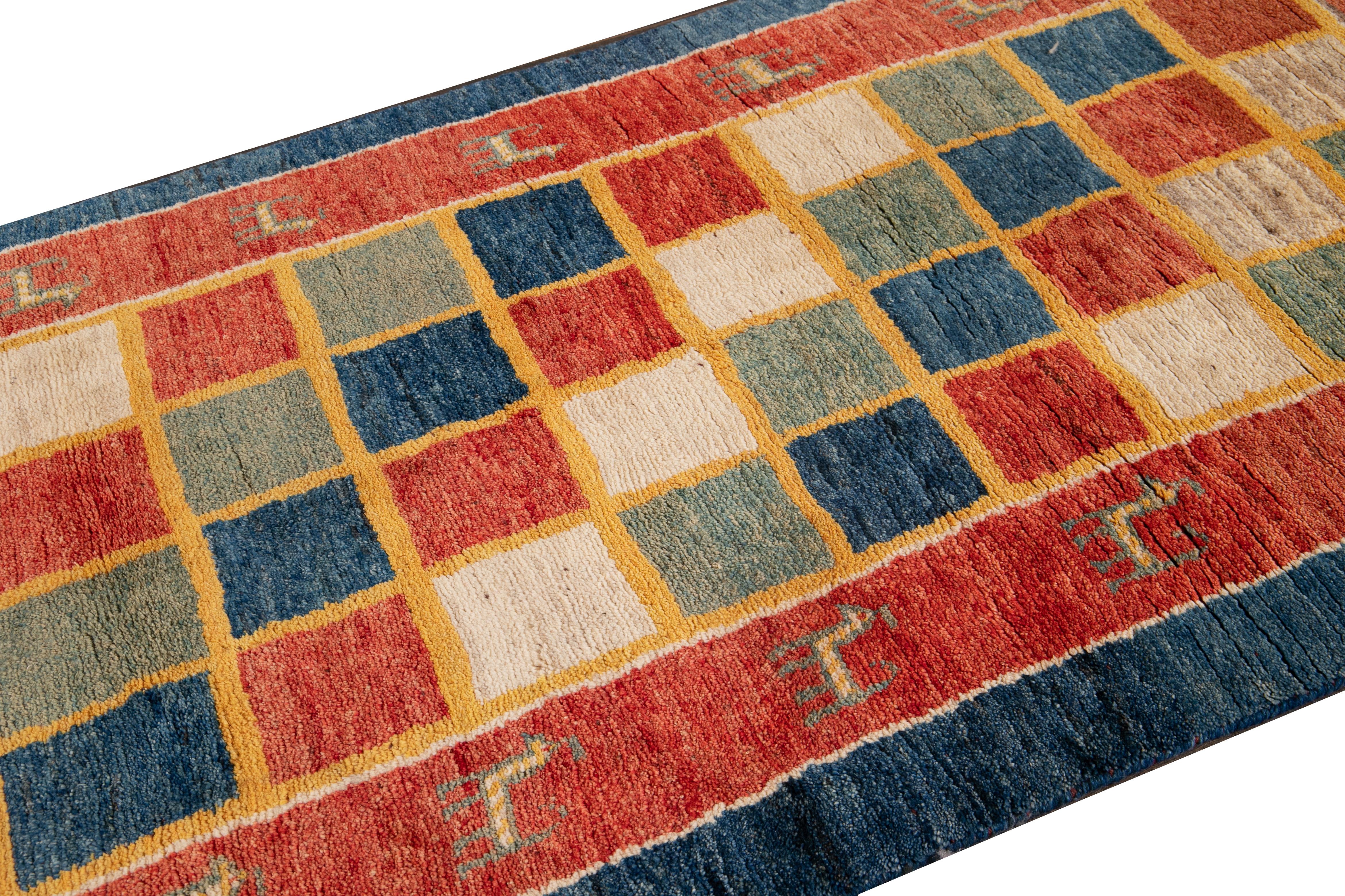 Moderner moderner handgefertigter persischer Gabbeh-Wollteppich mit Karomuster (21. Jahrhundert und zeitgenössisch) im Angebot