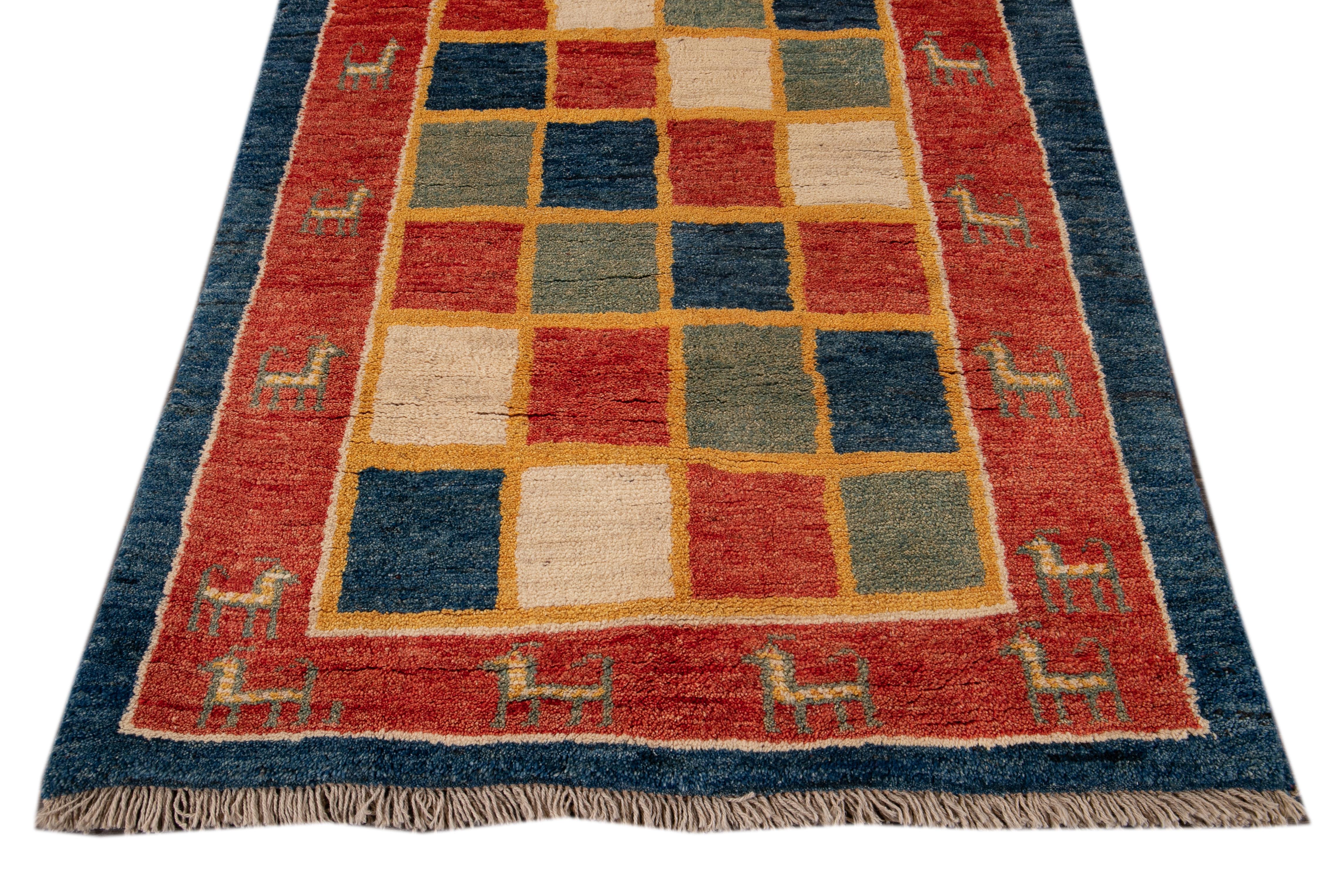 Moderner moderner handgefertigter persischer Gabbeh-Wollteppich mit Karomuster (Wolle) im Angebot
