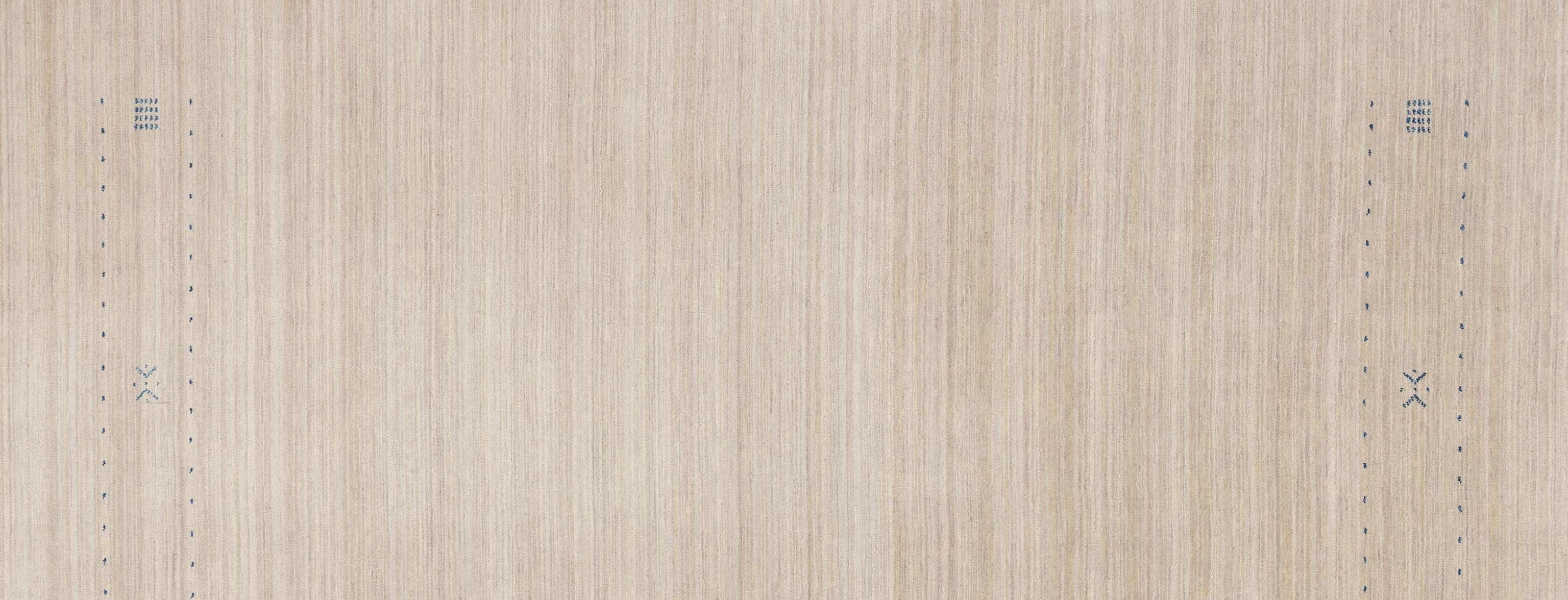 Trasforma il tuo spazio vitale in un santuario di comfort e stile con il nostro affascinante tappeto Gabbeh. Tessuti a mano da maestri artigiani con una meticolosa attenzione ai dettagli, ogni tappeto Gabbeh racconta una storia unica grazie ai suoi