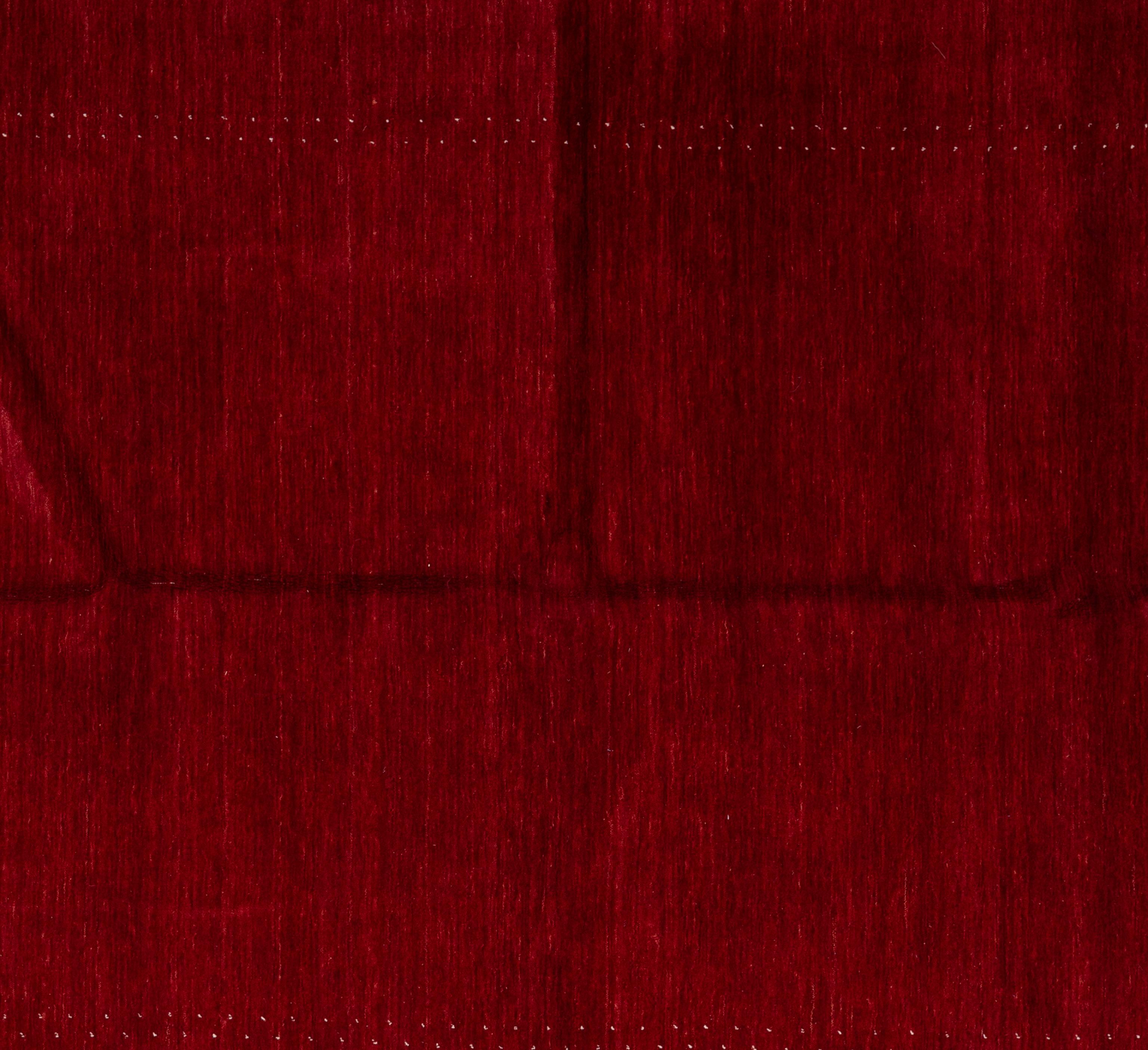 Trasforma il tuo spazio vitale in un santuario di comfort e stile con il nostro affascinante tappeto Gabbeh. Tessuti a mano da maestri artigiani con una meticolosa attenzione ai dettagli, ogni tappeto Gabbeh racconta una storia unica grazie alla