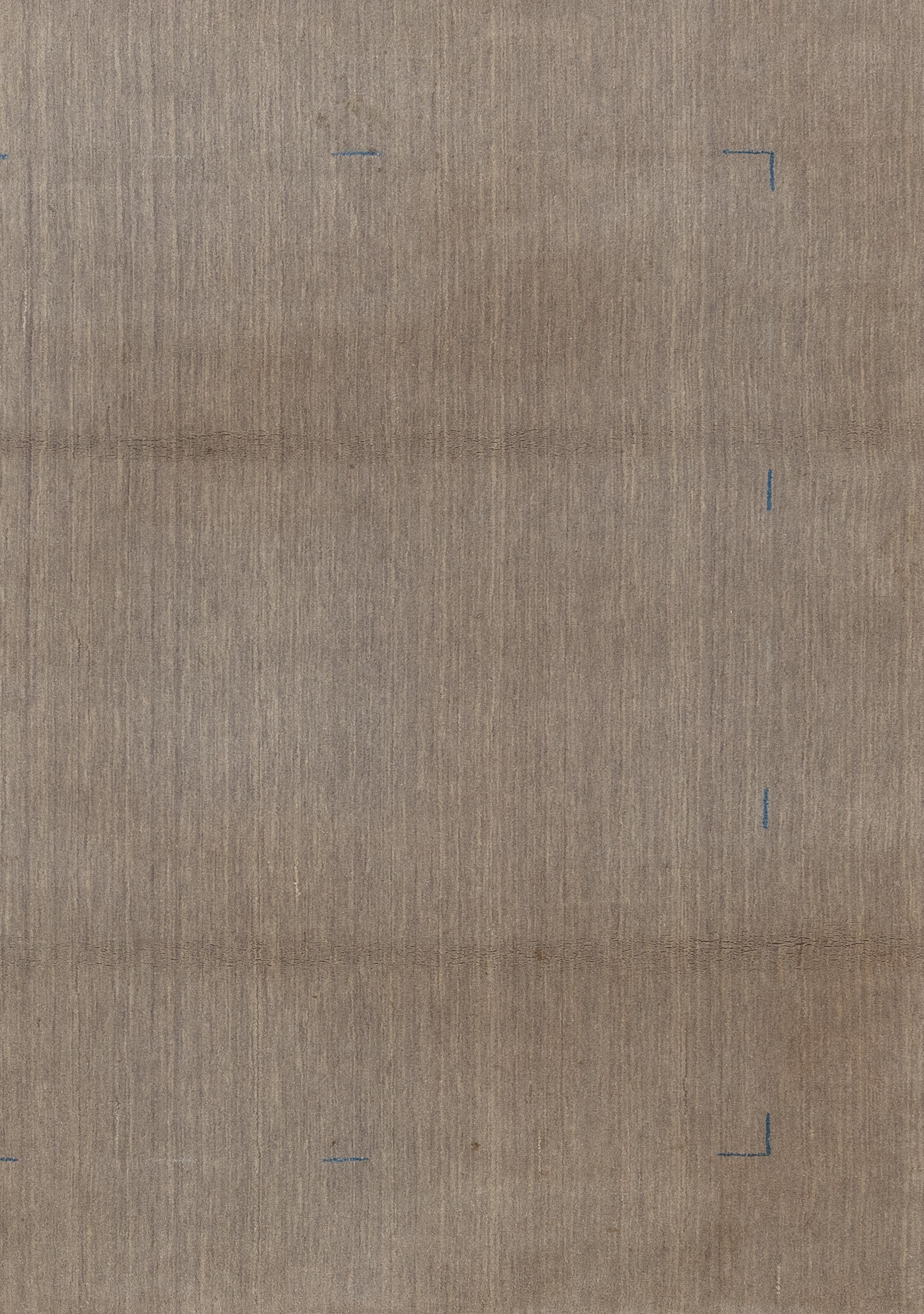 Eleganza senza tempo con il nostro tappeto Gabbeh, tessuto a mano in India con tecniche tradizionali tramandate da generazioni. Realizzato con la migliore lana di provenienza locale, ogni tappeto presenta motivi intricati e colori vivaci che
