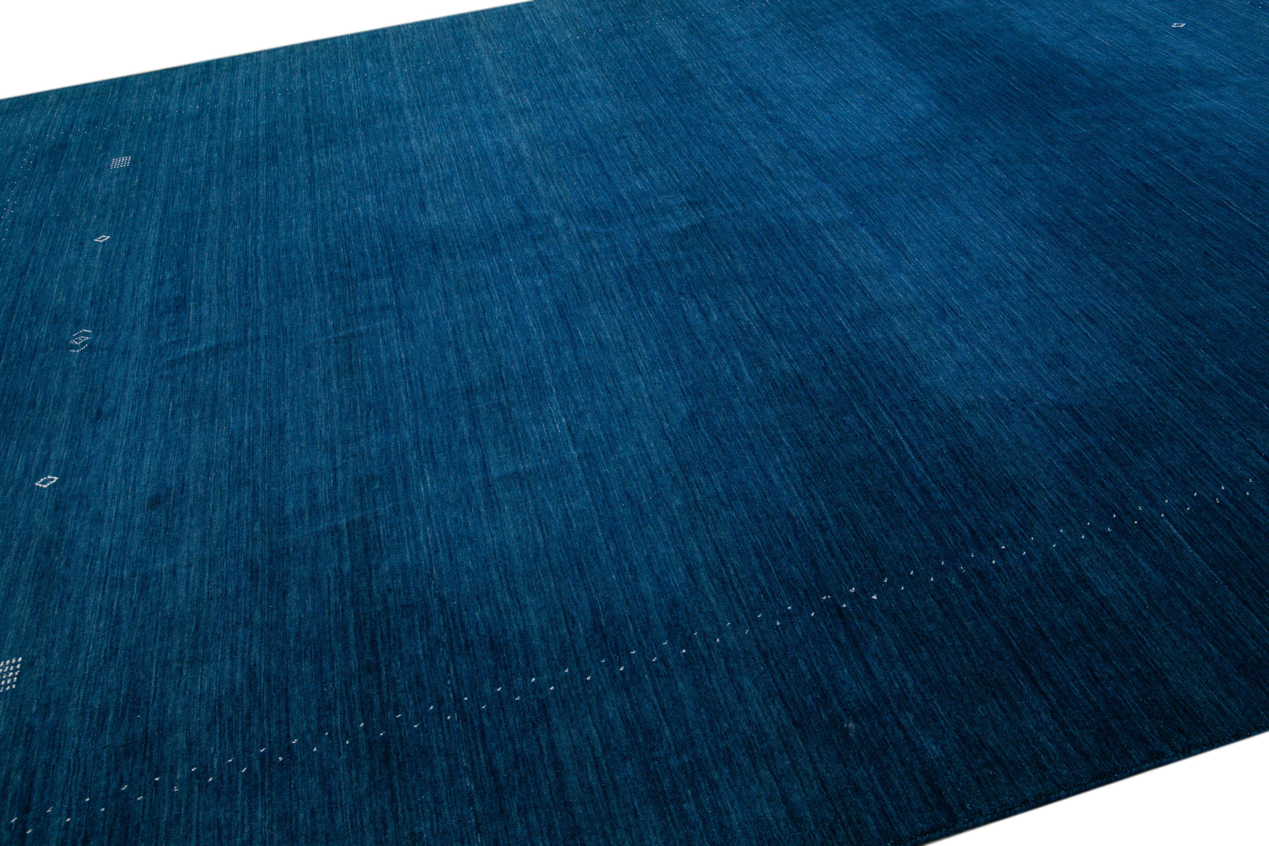 Moderner moderner handgewebter Teppich aus massiver Wolle im Gabbeh-Stil mit minimalistischem Design in Marineblau im Zustand „Neu“ im Angebot in Norwalk, CT