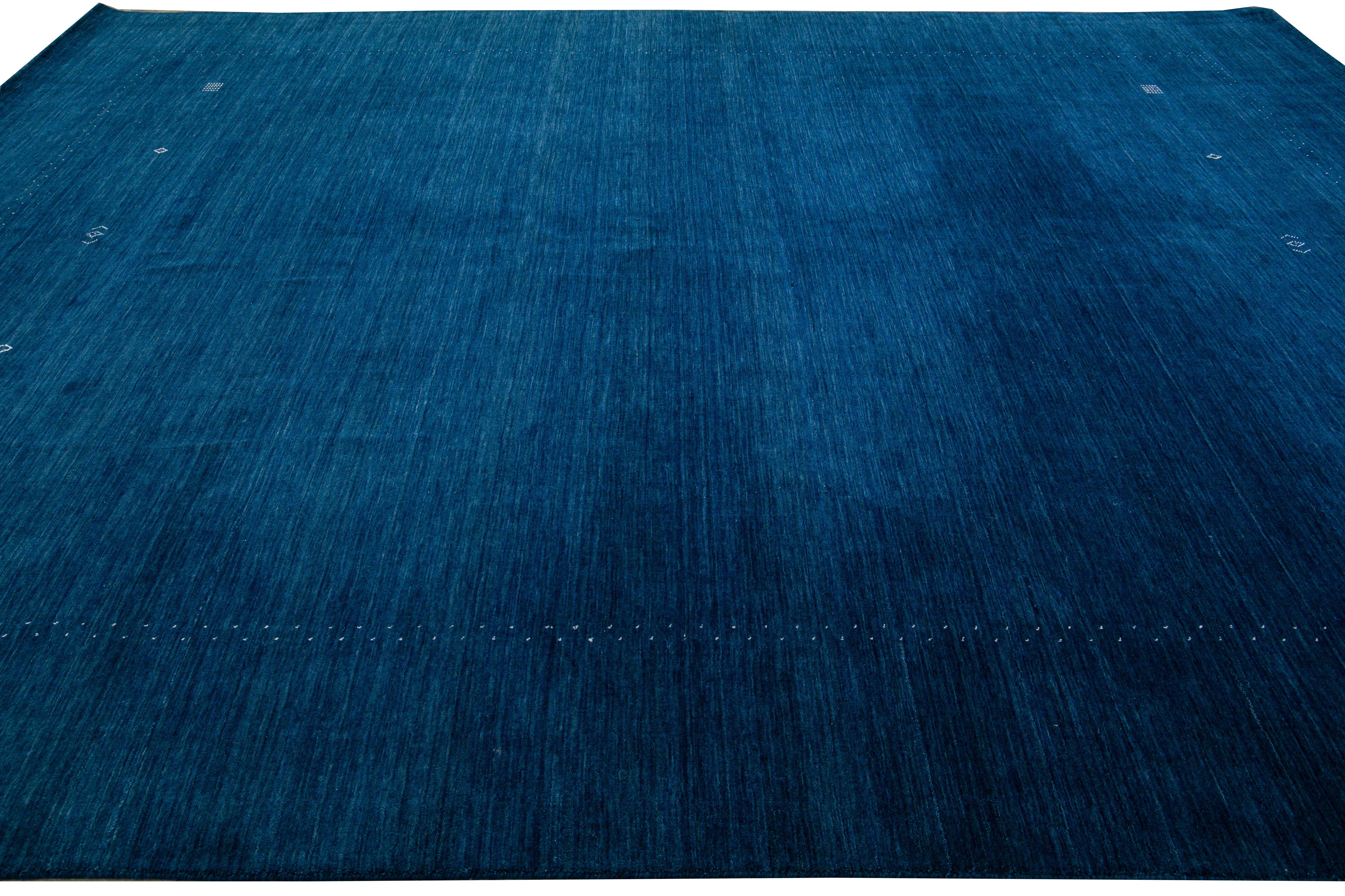Moderner moderner handgewebter Teppich aus massiver Wolle im Gabbeh-Stil mit minimalistischem Design in Marineblau (21. Jahrhundert und zeitgenössisch) im Angebot