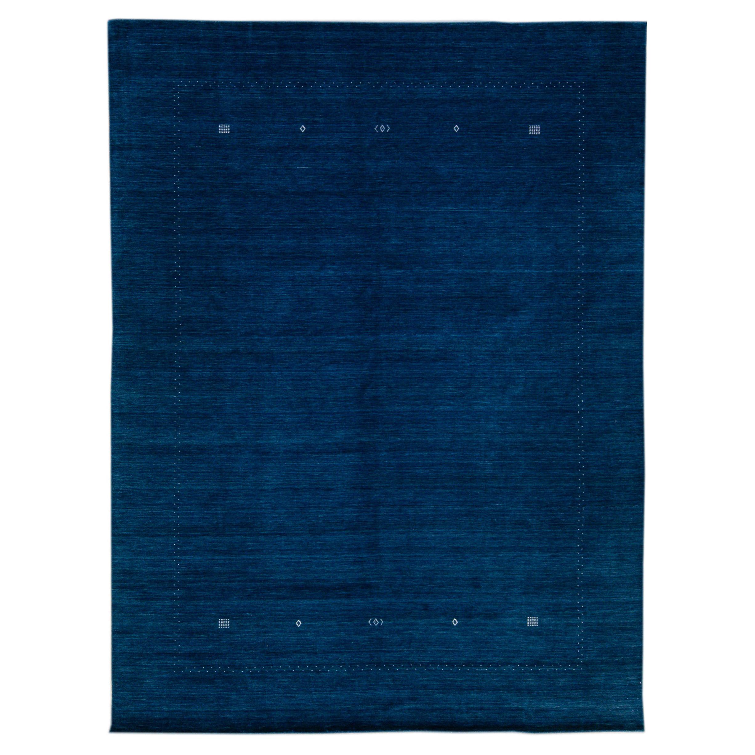Tappeto moderno in lana massiccia blu navy in stile Gabbeh con design minimale e fatto a mano
