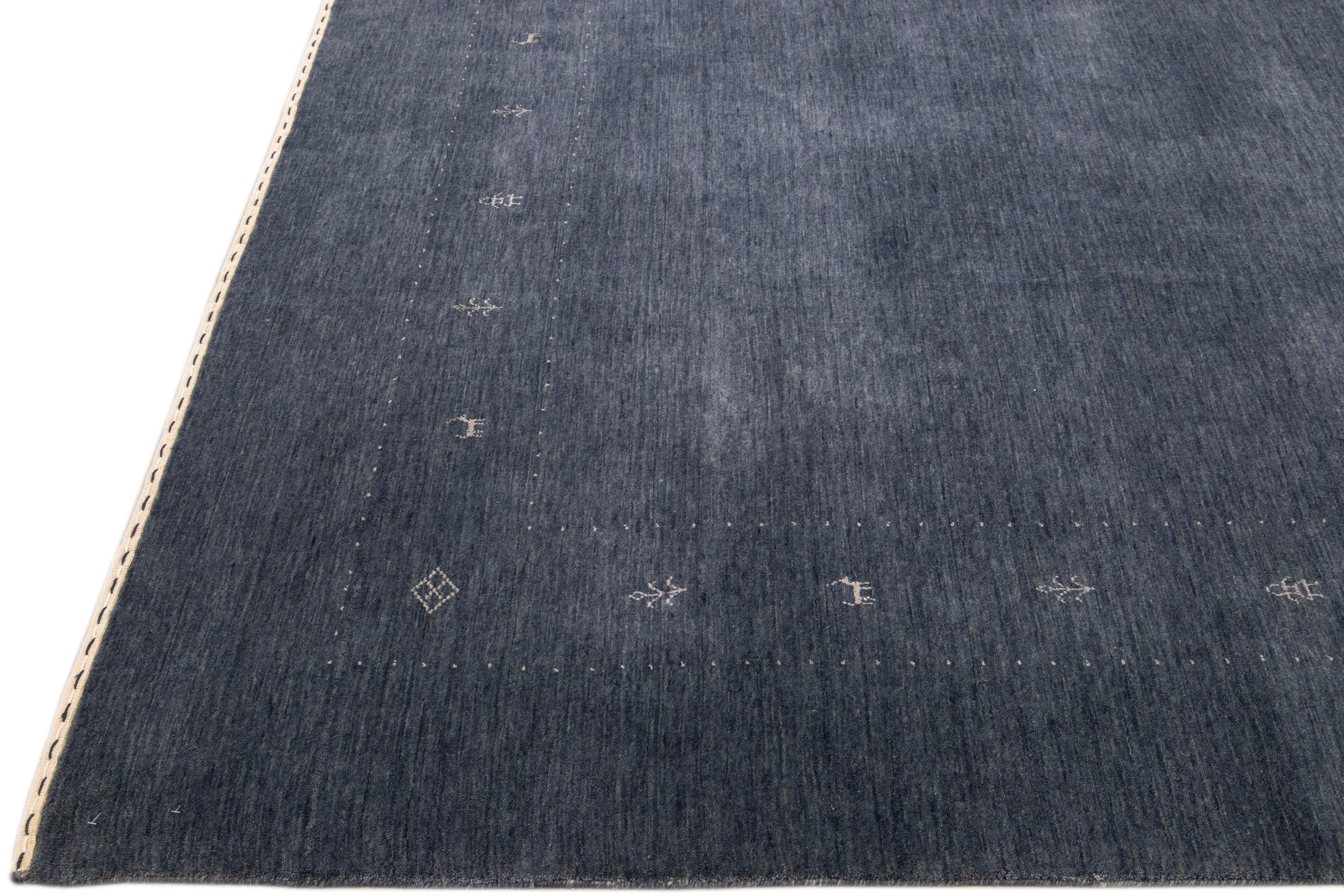 Moderner handgewebter Teppich aus blauer Wolle im Gabbeh-Stil mit Minimalismus-Muster (Pakistanisch) im Angebot