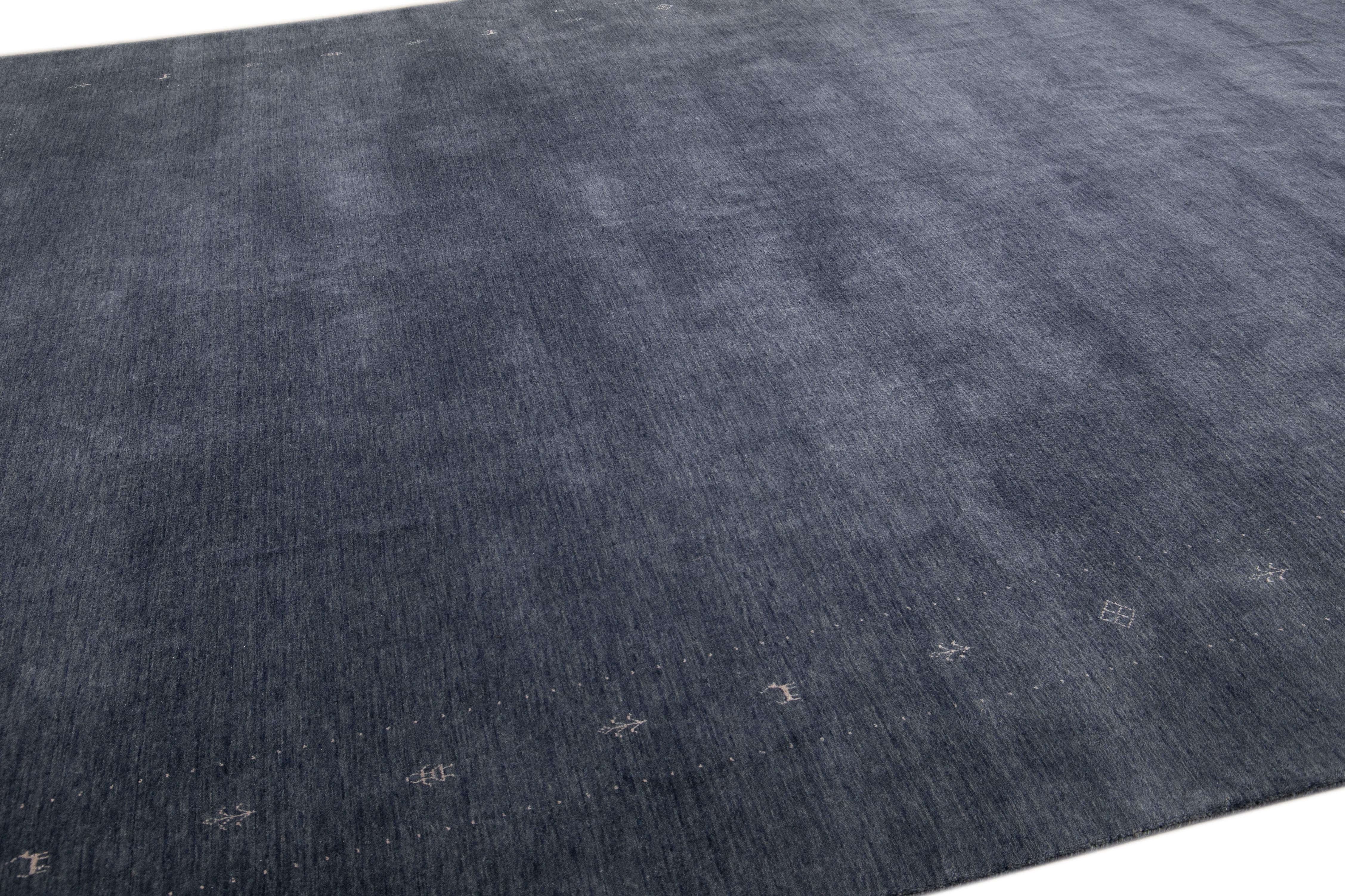 Moderner handgewebter Teppich aus blauer Wolle im Gabbeh-Stil mit Minimalismus-Muster im Zustand „Neu“ im Angebot in Norwalk, CT