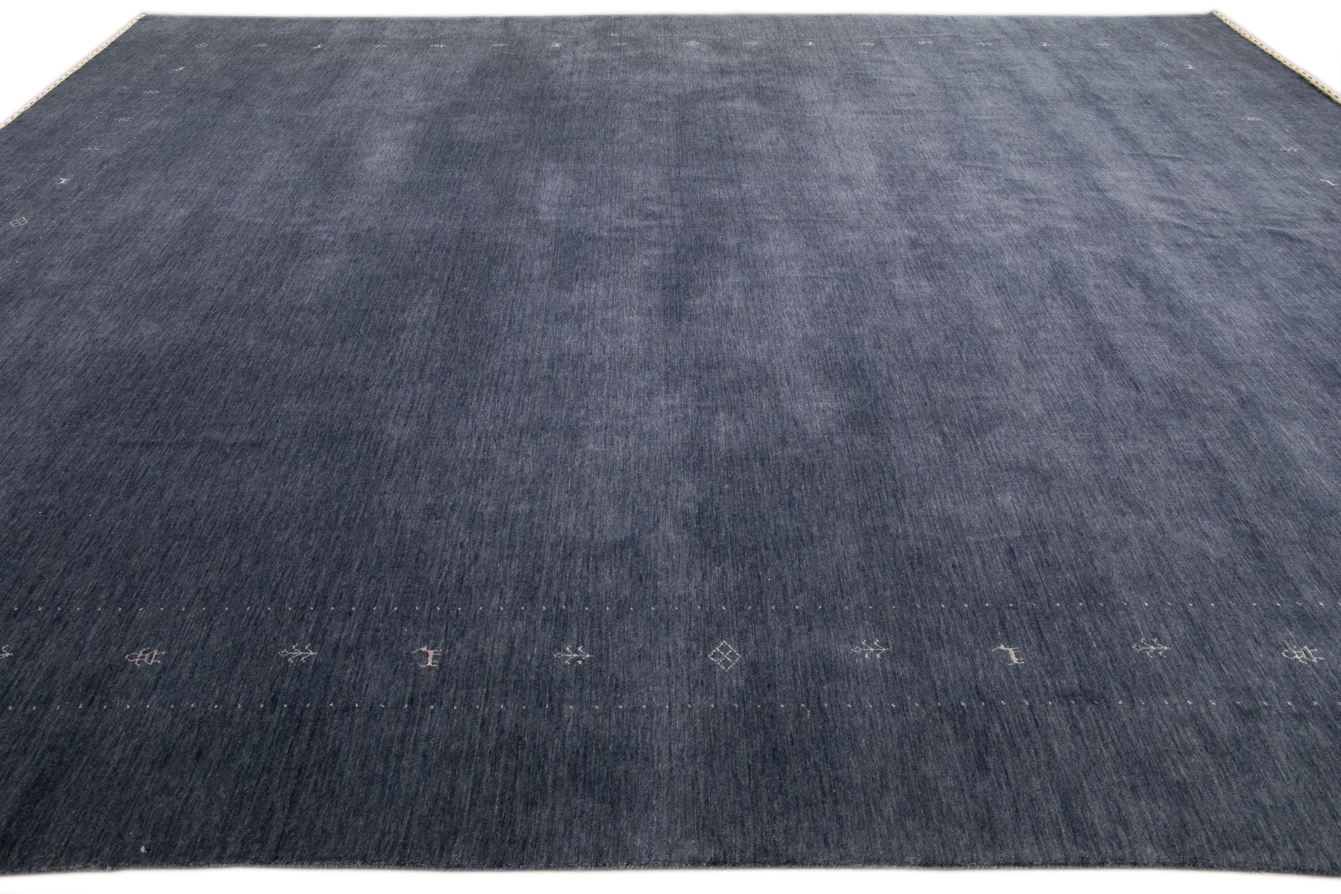 Moderner handgewebter Teppich aus blauer Wolle im Gabbeh-Stil mit Minimalismus-Muster (21. Jahrhundert und zeitgenössisch) im Angebot