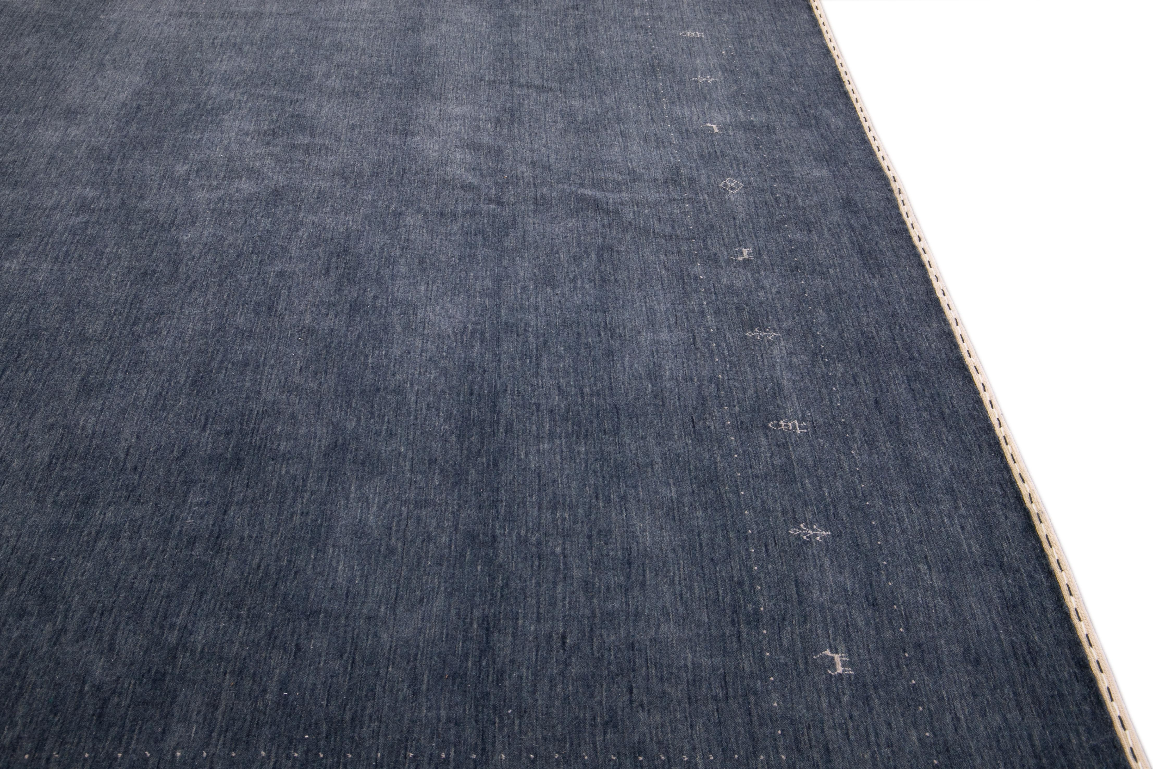 Moderner handgewebter Teppich aus blauer Wolle im Gabbeh-Stil mit Minimalismus-Muster im Angebot 1