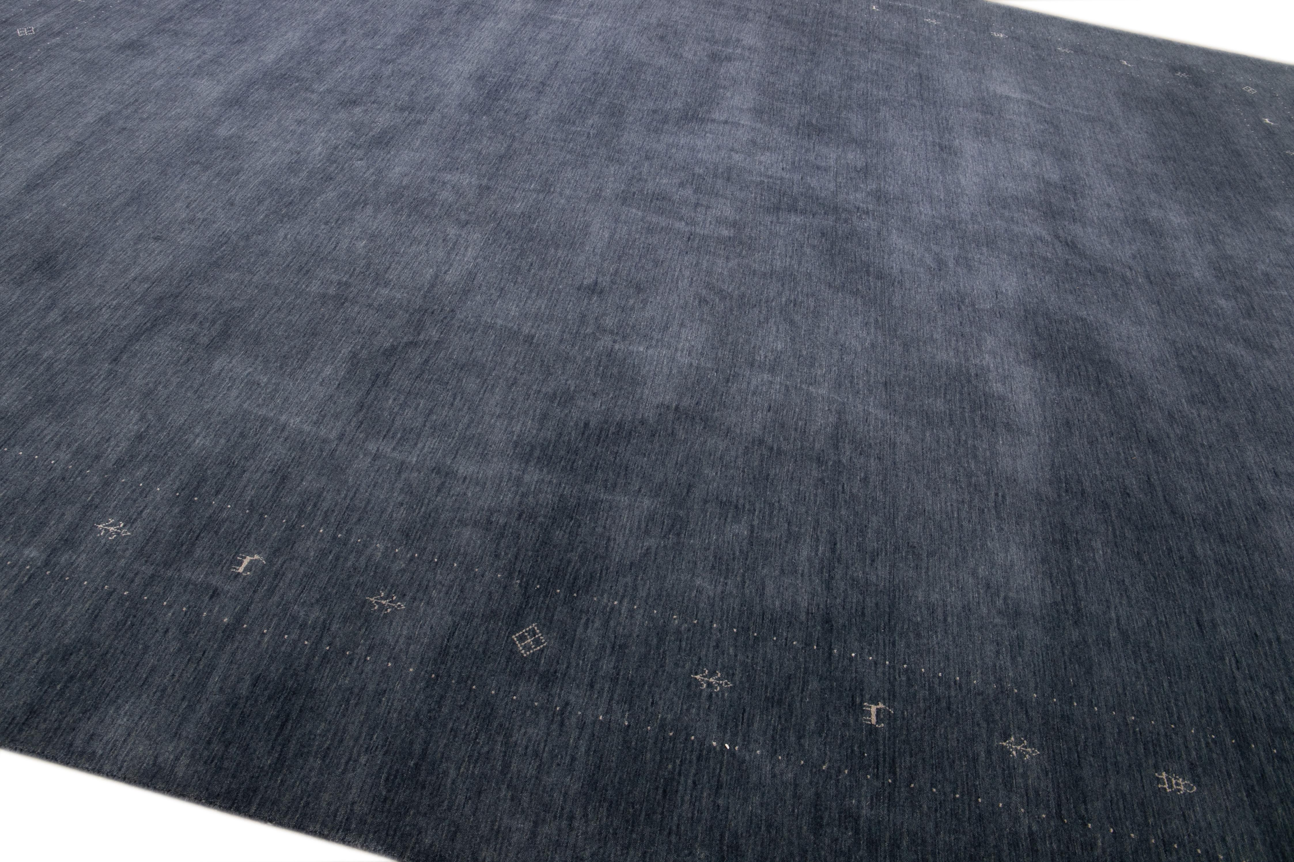Moderner handgewebter Teppich aus blauer Wolle im Gabbeh-Stil mit Minimalismus-Muster im Angebot 2