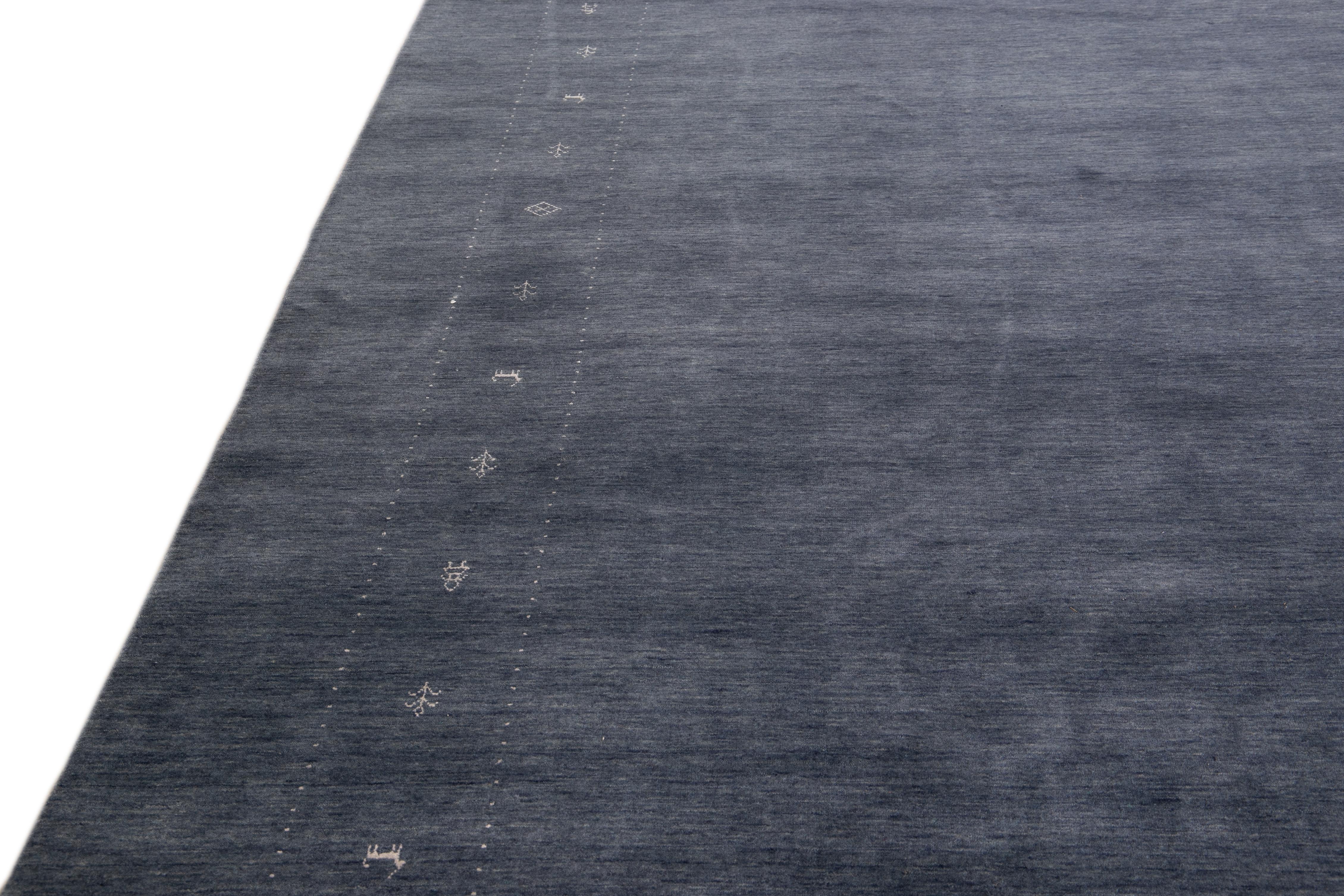 Moderner handgewebter Teppich aus blauer Wolle im Gabbeh-Stil mit Minimalismus-Muster im Angebot 3