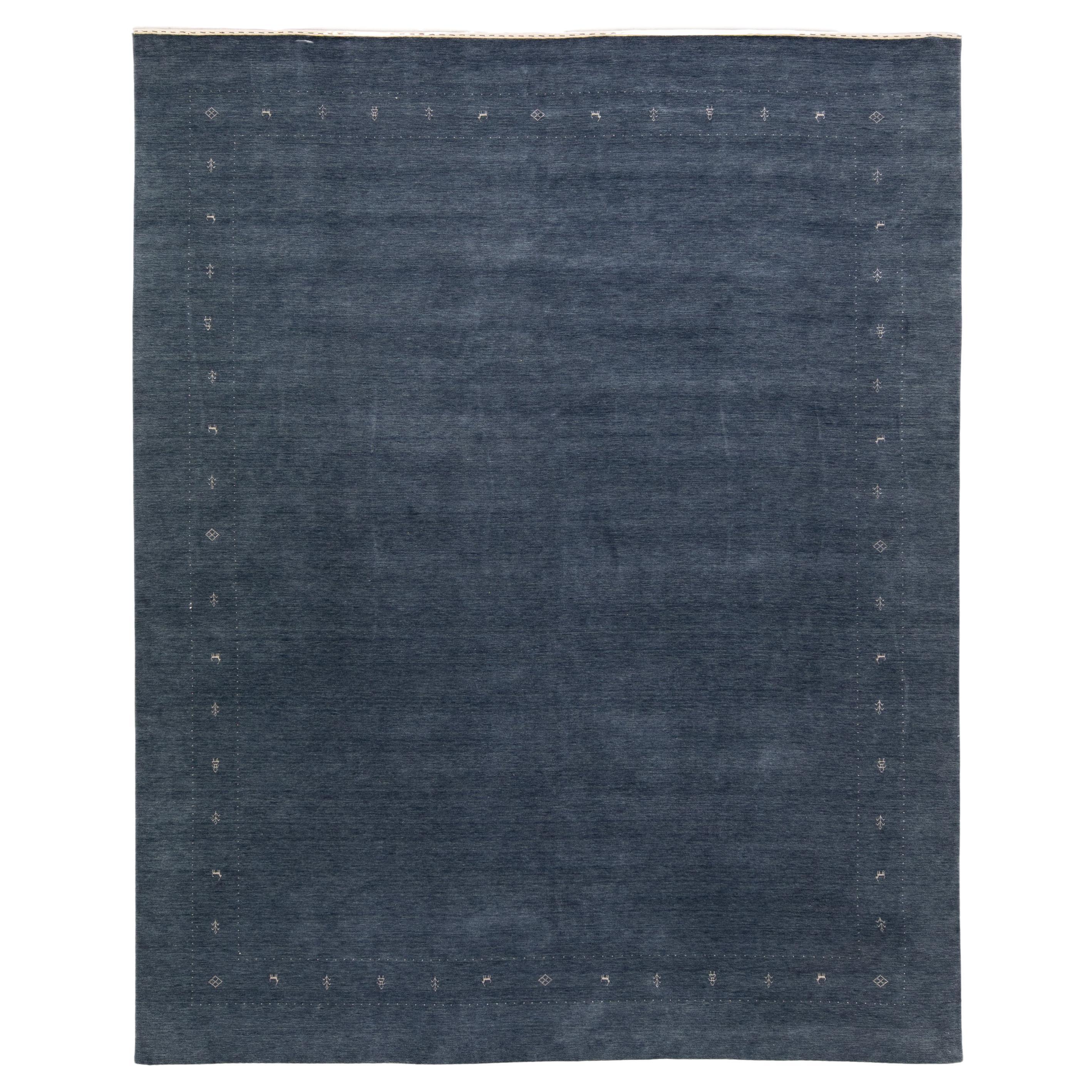 Moderner handgewebter Teppich aus blauer Wolle im Gabbeh-Stil mit Minimalismus-Muster im Angebot