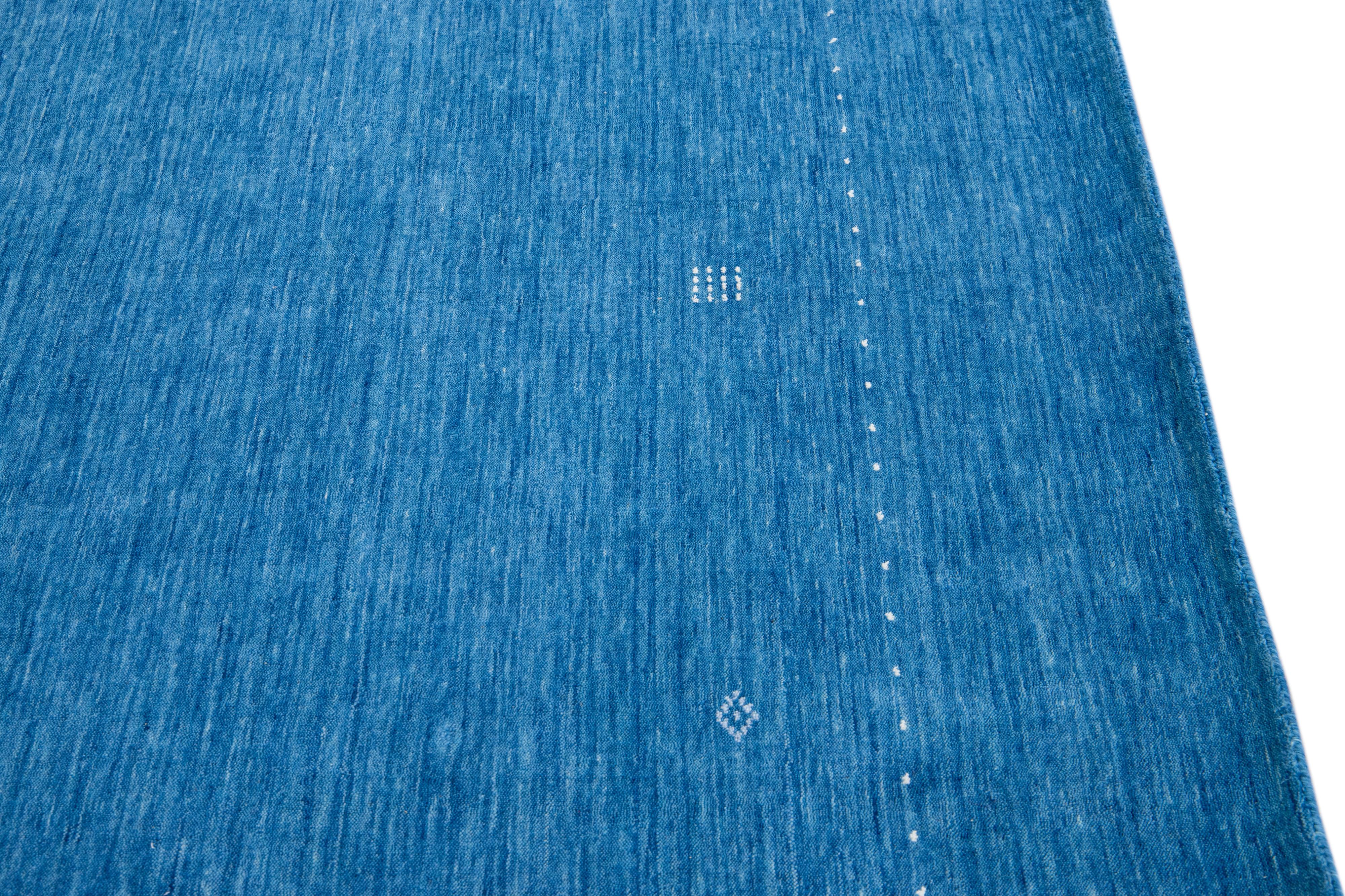 Moderner moderner handgewebter Wollteppich im Gabbeh-Stil mit Azure Blue, massiver Farbe im Angebot 3