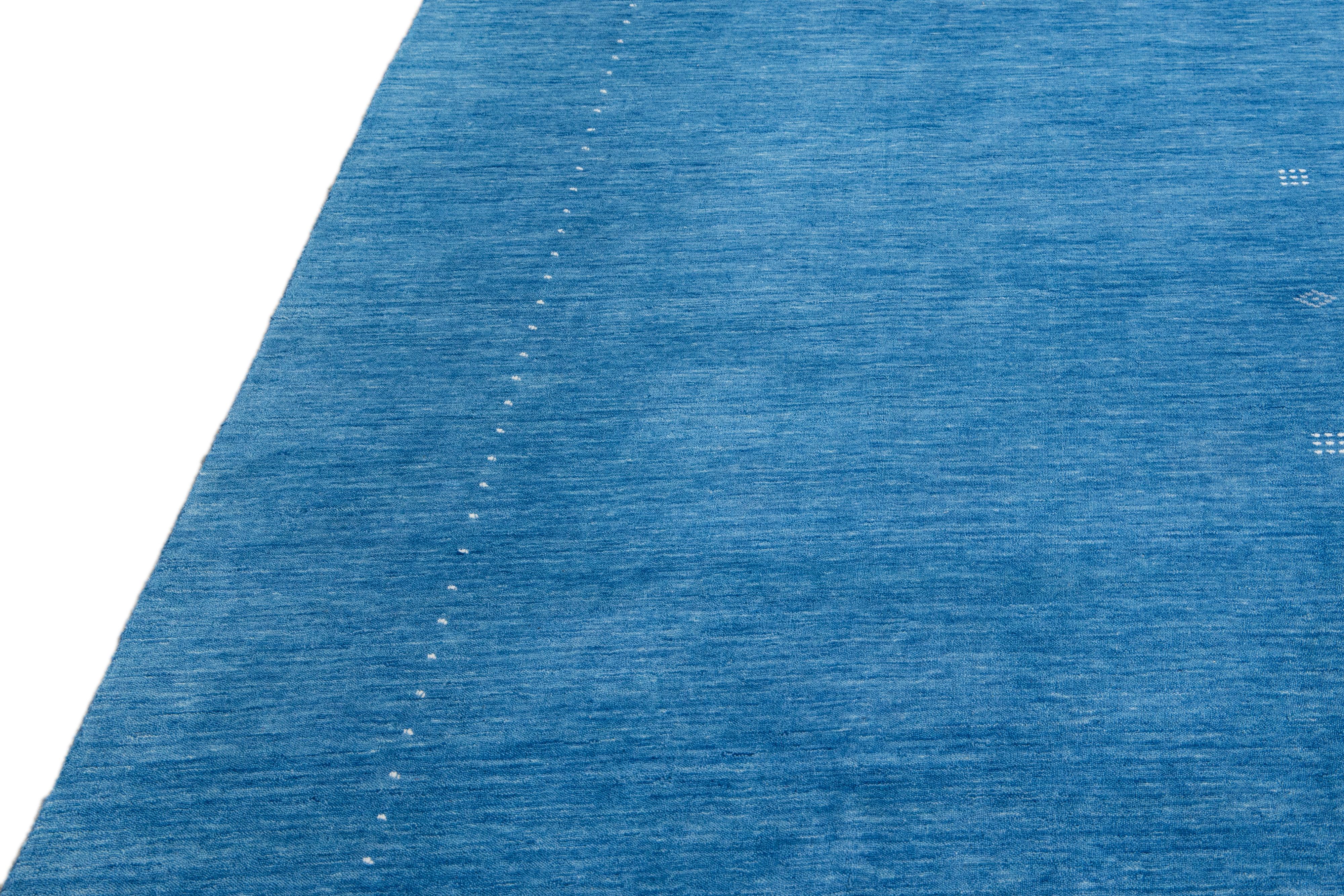 Moderner moderner handgewebter Wollteppich im Gabbeh-Stil mit Azure Blue, massiver Farbe im Angebot 5