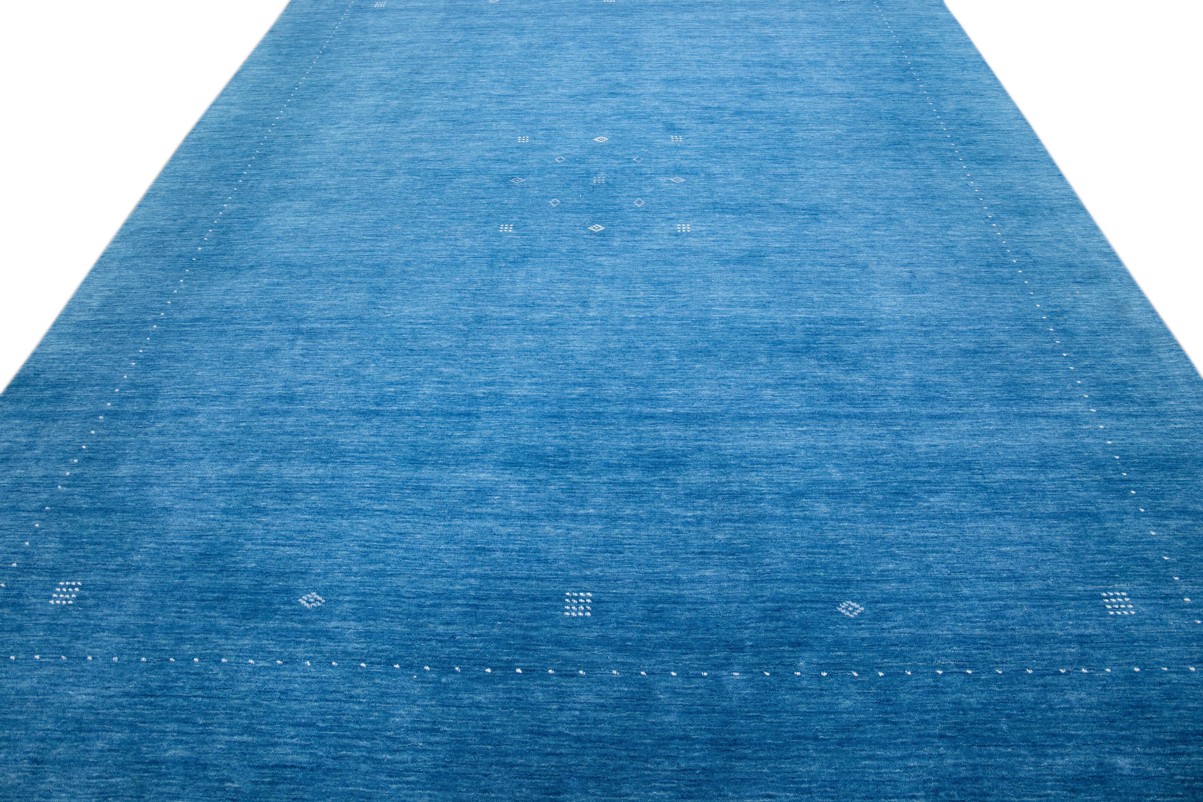 Moderner moderner handgewebter Wollteppich im Gabbeh-Stil mit Azure Blue, massiver Farbe (Minimalistisch) im Angebot