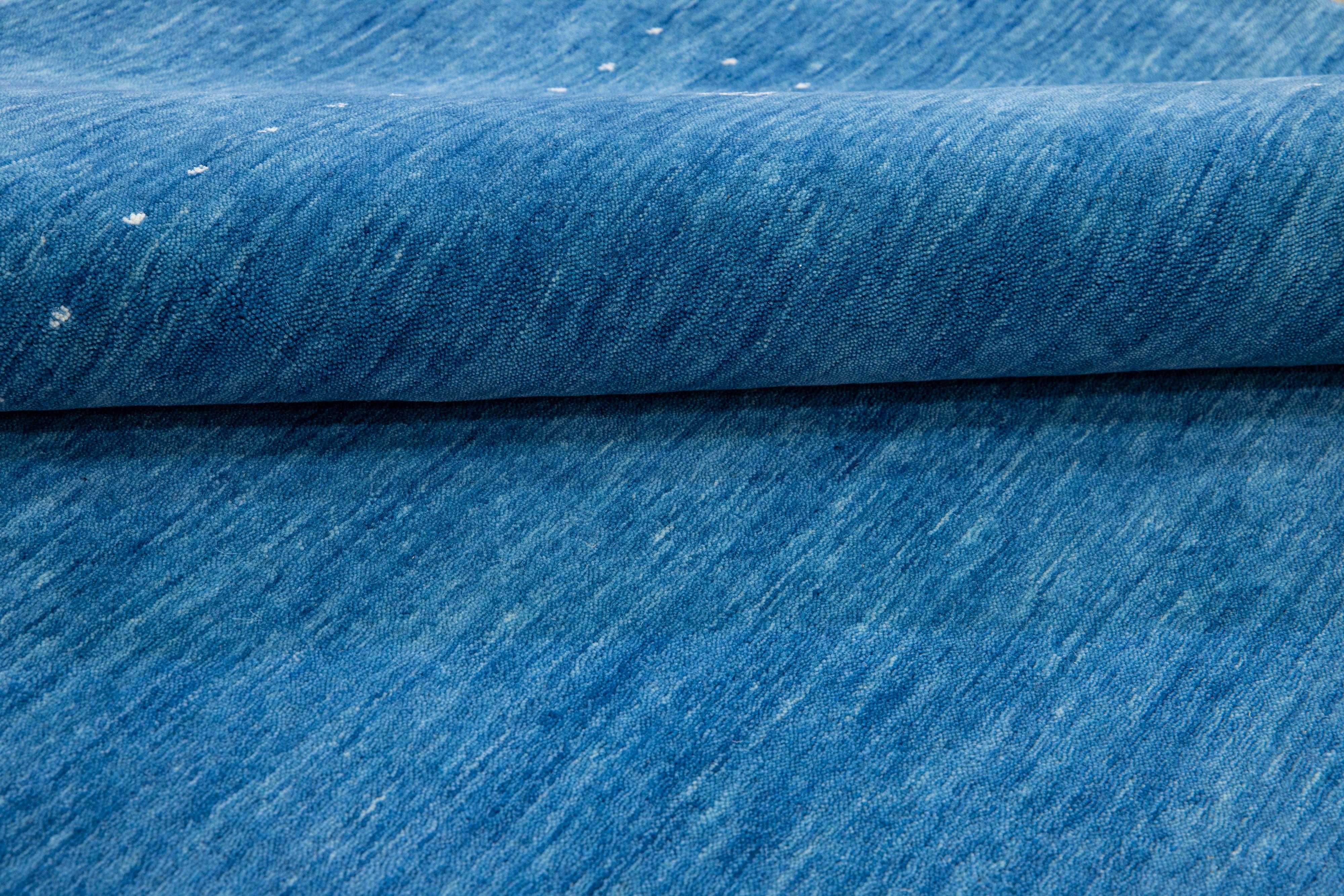 Moderner moderner handgewebter Wollteppich im Gabbeh-Stil mit Azure Blue, massiver Farbe (21. Jahrhundert und zeitgenössisch) im Angebot