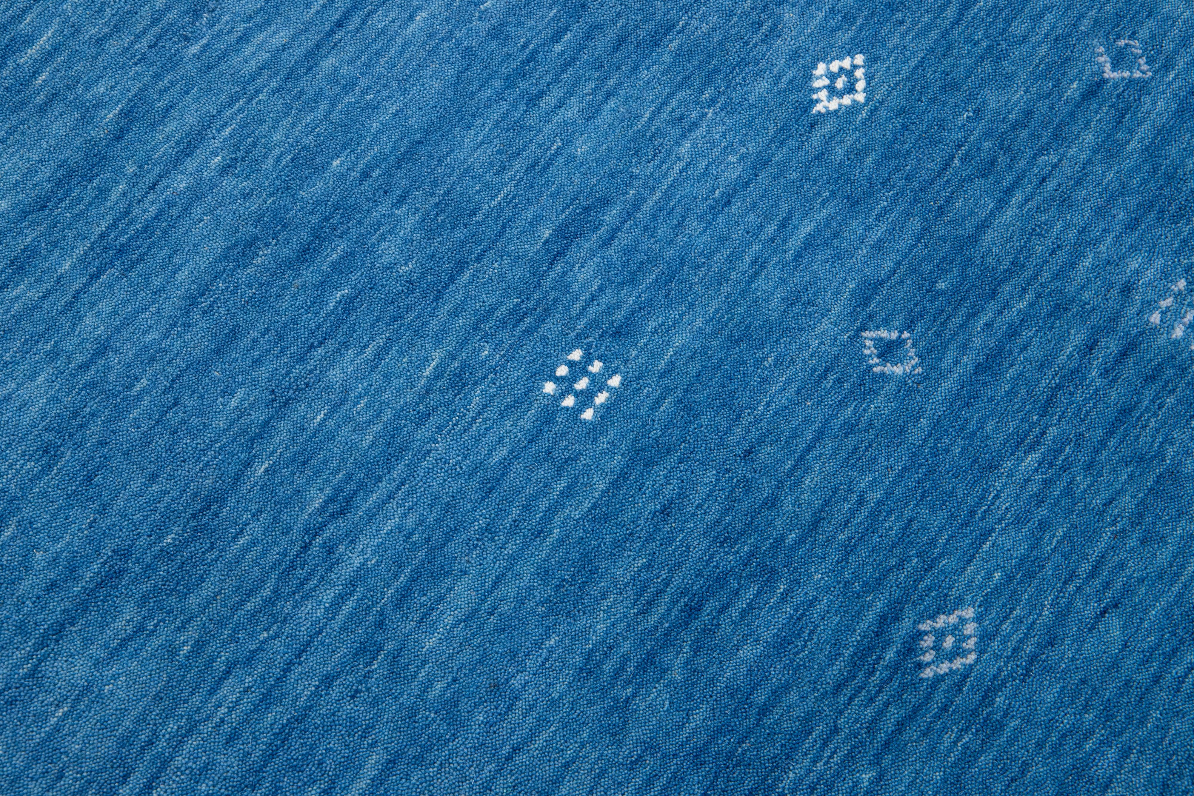 Moderner moderner handgewebter Wollteppich im Gabbeh-Stil mit Azure Blue, massiver Farbe (Wolle) im Angebot