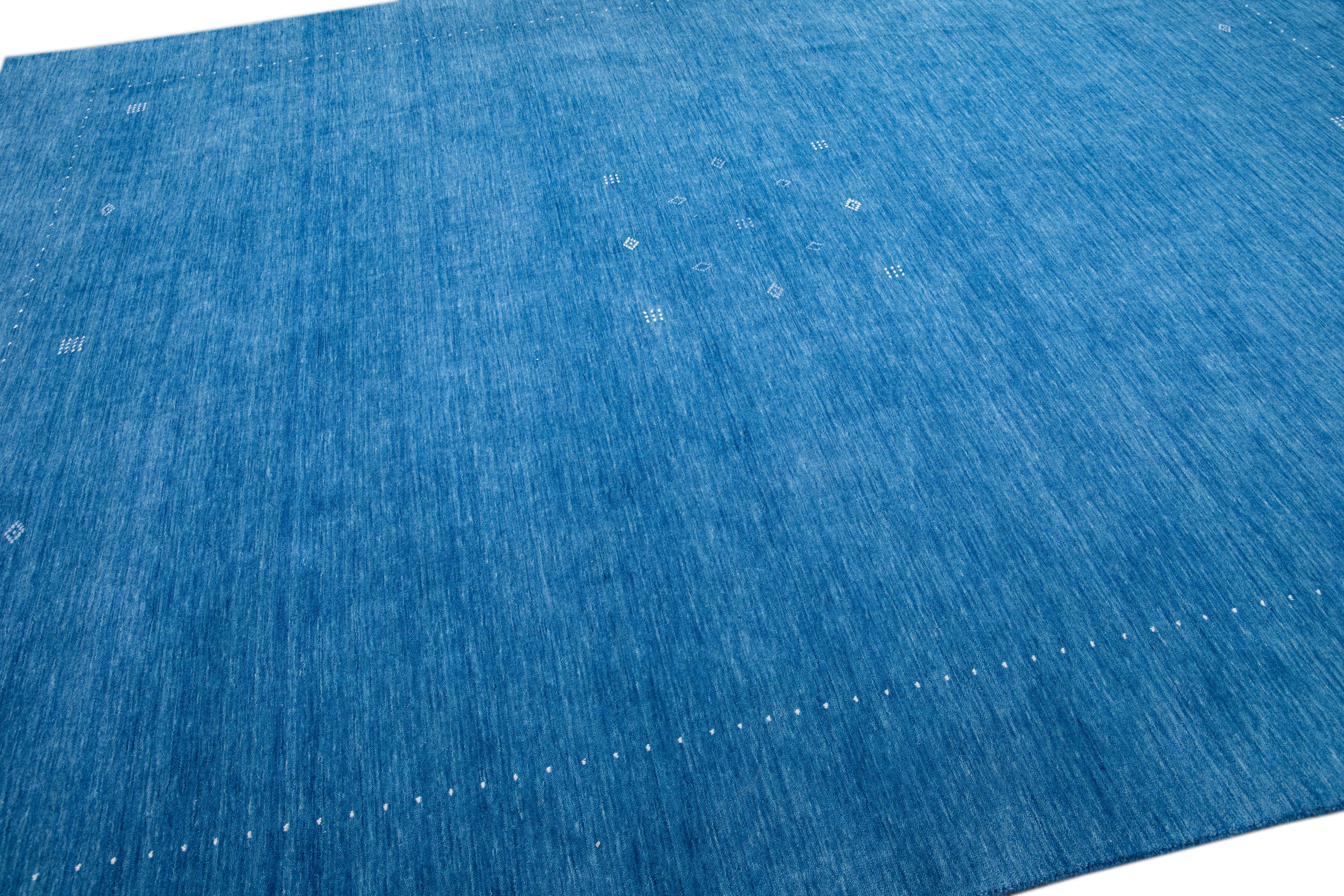 Moderner moderner handgewebter Wollteppich im Gabbeh-Stil mit Azure Blue, massiver Farbe im Angebot 1