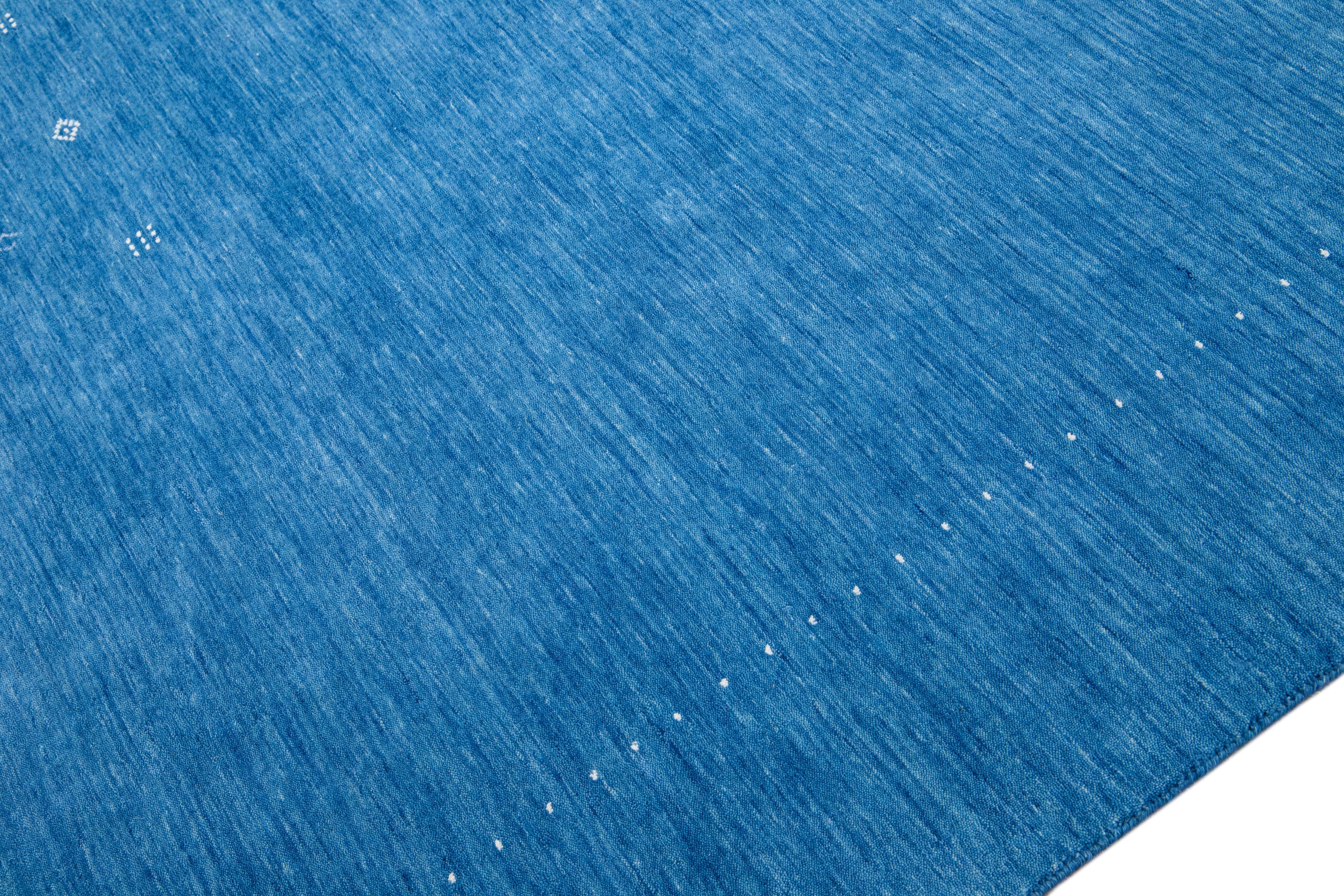 Moderner moderner handgewebter Wollteppich im Gabbeh-Stil mit Azure Blue, massiver Farbe im Angebot 2
