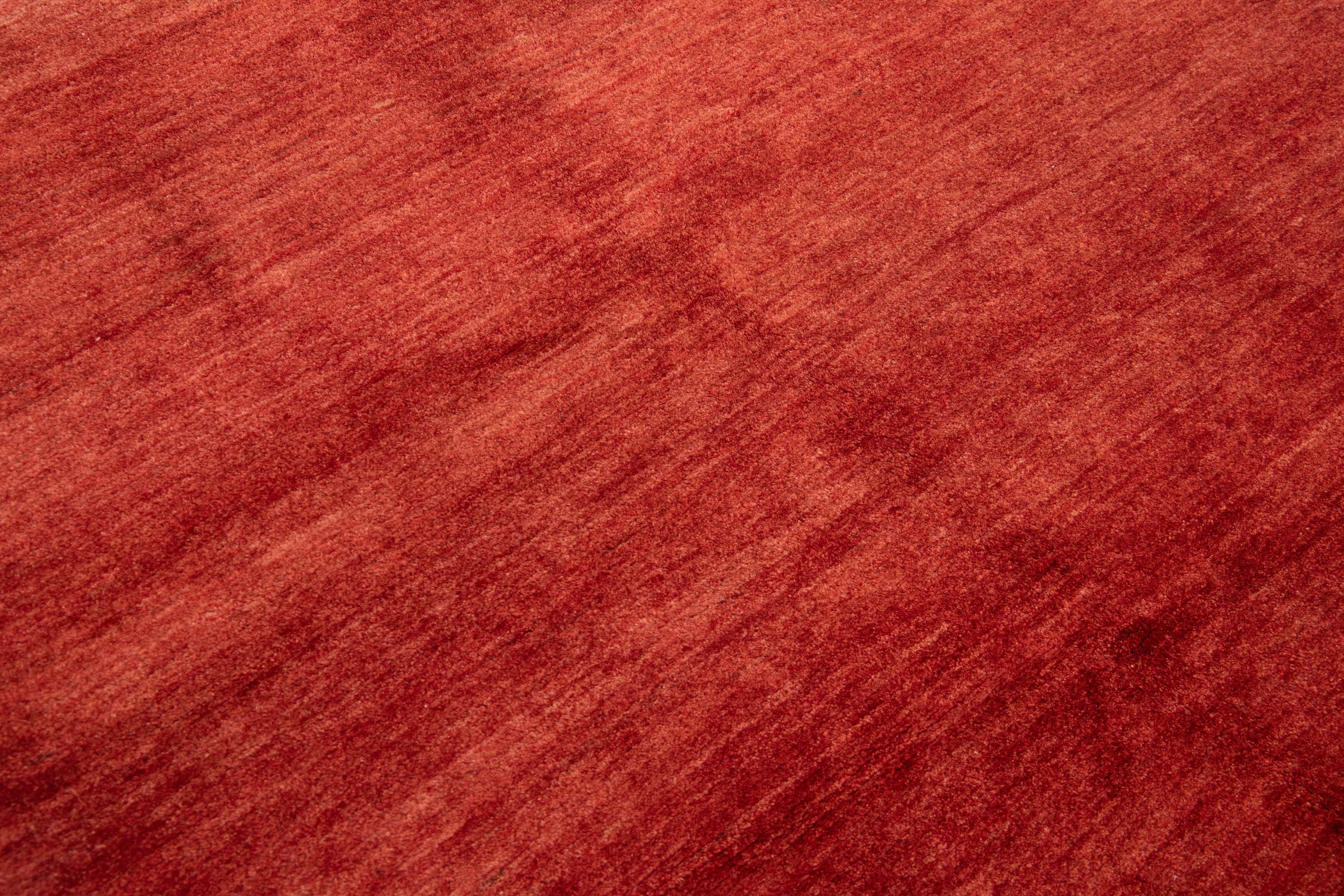  Tapis moderne en laine de style Gabbeh fait à la main avec motif rouge-russe massif en vente 1