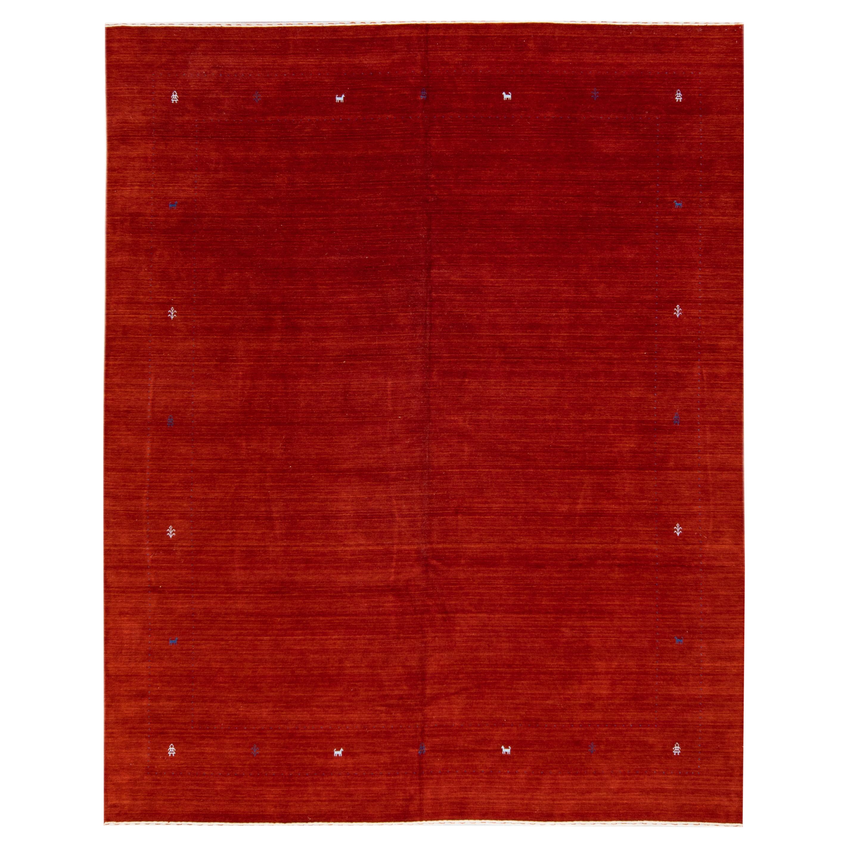 Moderner roter handgewebter Wollteppich im Gabbeh-Stil mit Minimalismus-Muster im Angebot