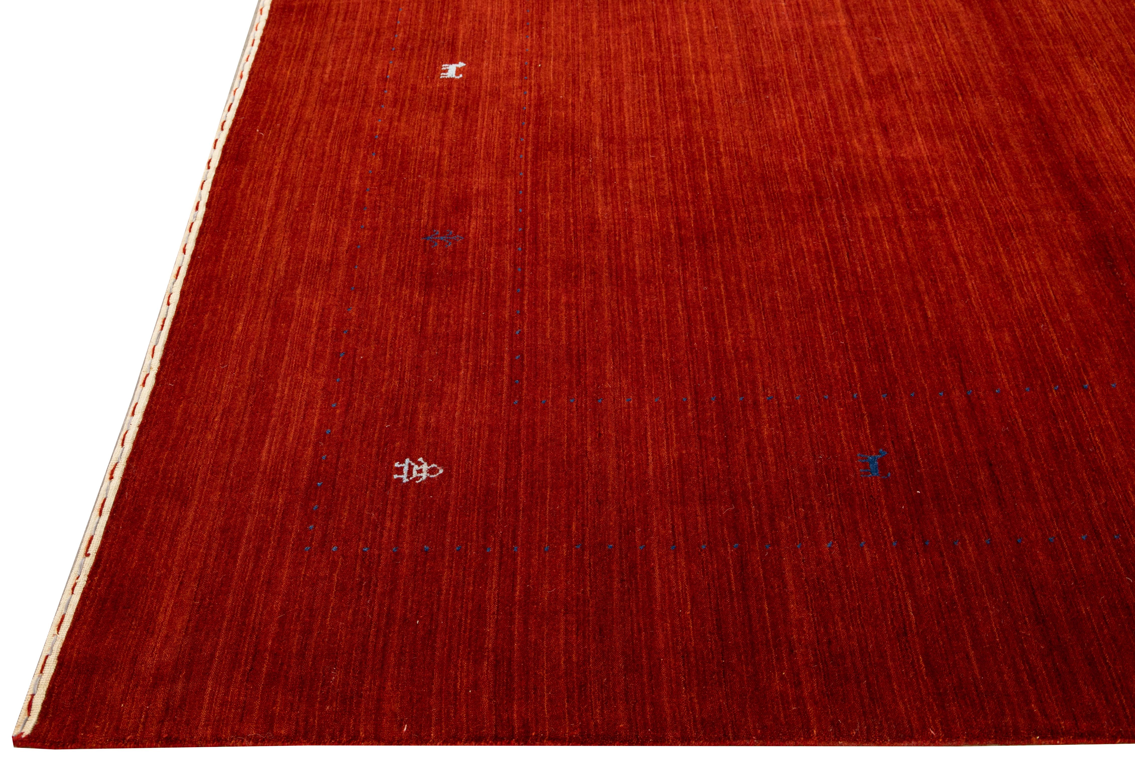 Minimalismo Tappeto di lana moderno in stile Gabbeh, rosso, fatto a mano e con un motivo minimalista in vendita