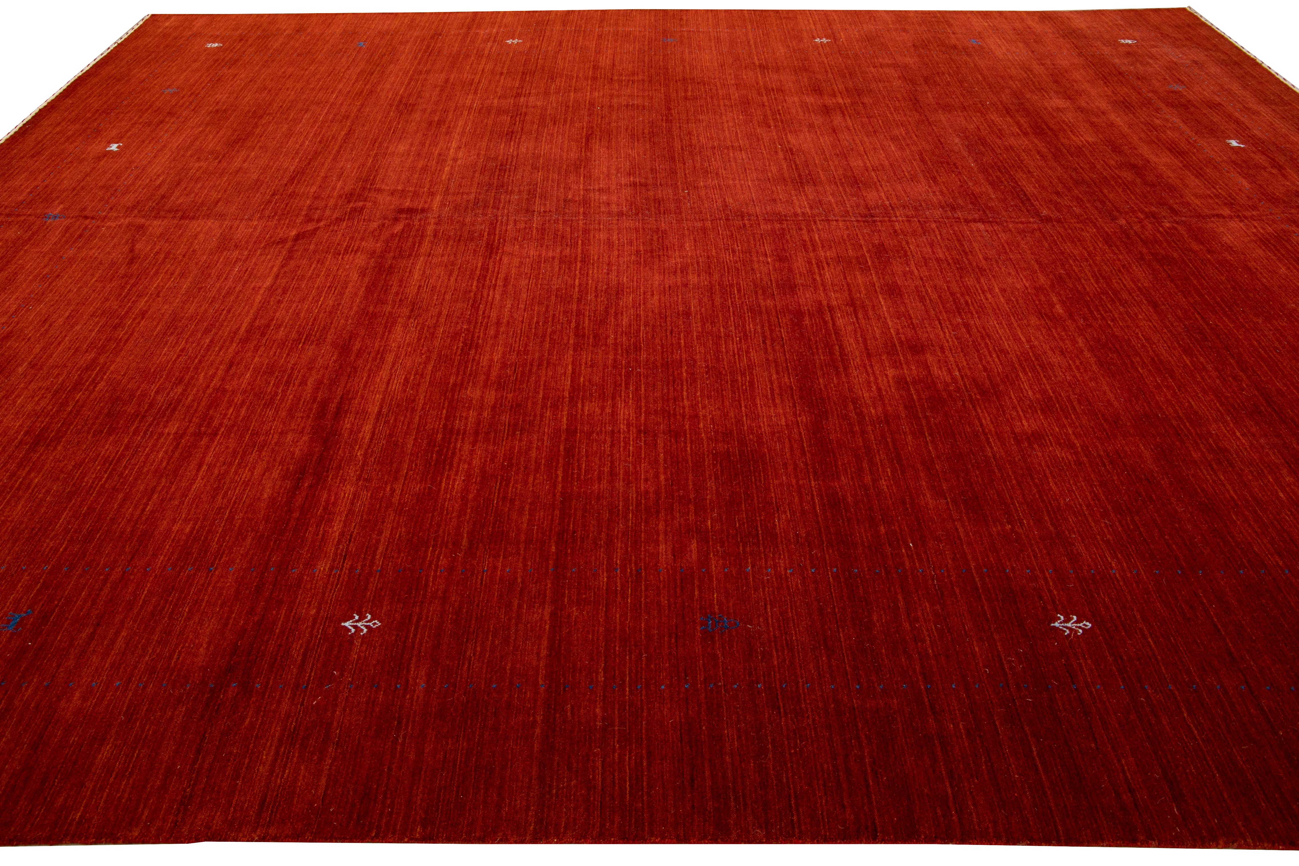 Modern Gabbeh Style Red Hand-Loom Minimalism Pattern Wool Rug In New Condition For Sale In Norwalk, CT