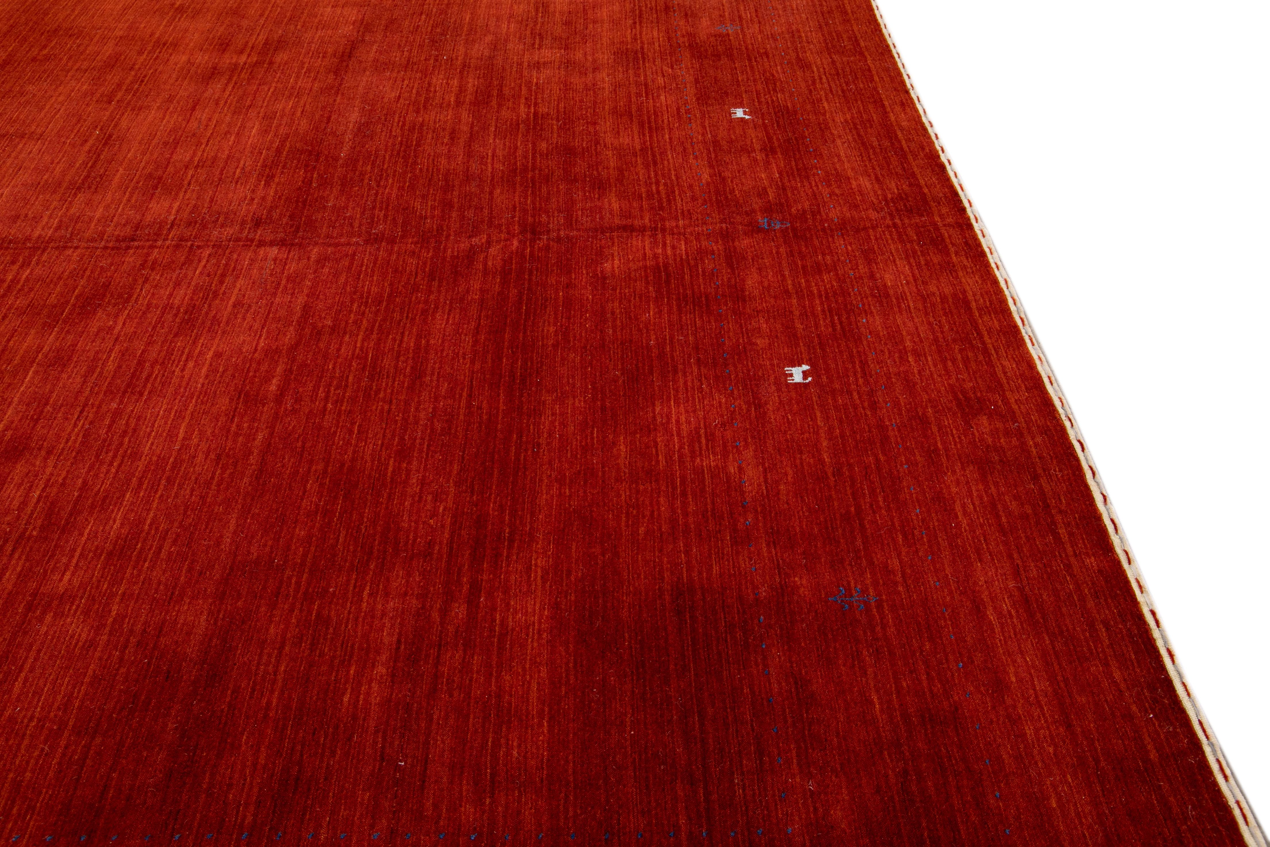 XXI secolo e contemporaneo Tappeto di lana moderno in stile Gabbeh, rosso, fatto a mano e con un motivo minimalista in vendita